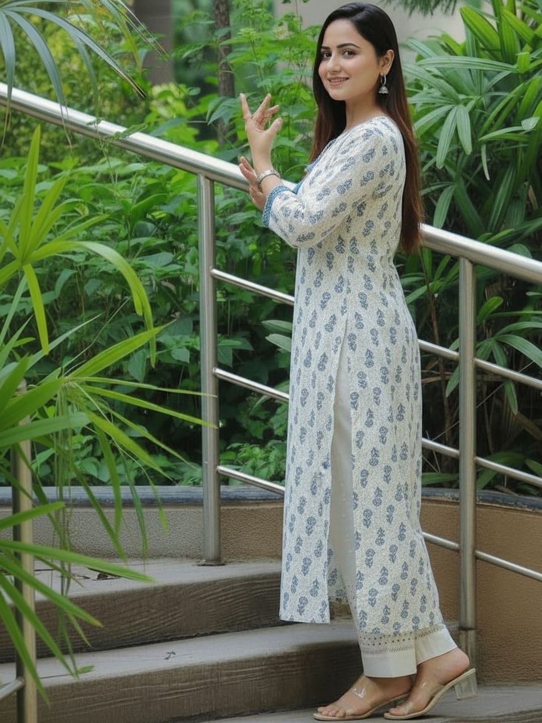 Sa Rasa Women Floral Printed Indigo Kurta thumbnail 3