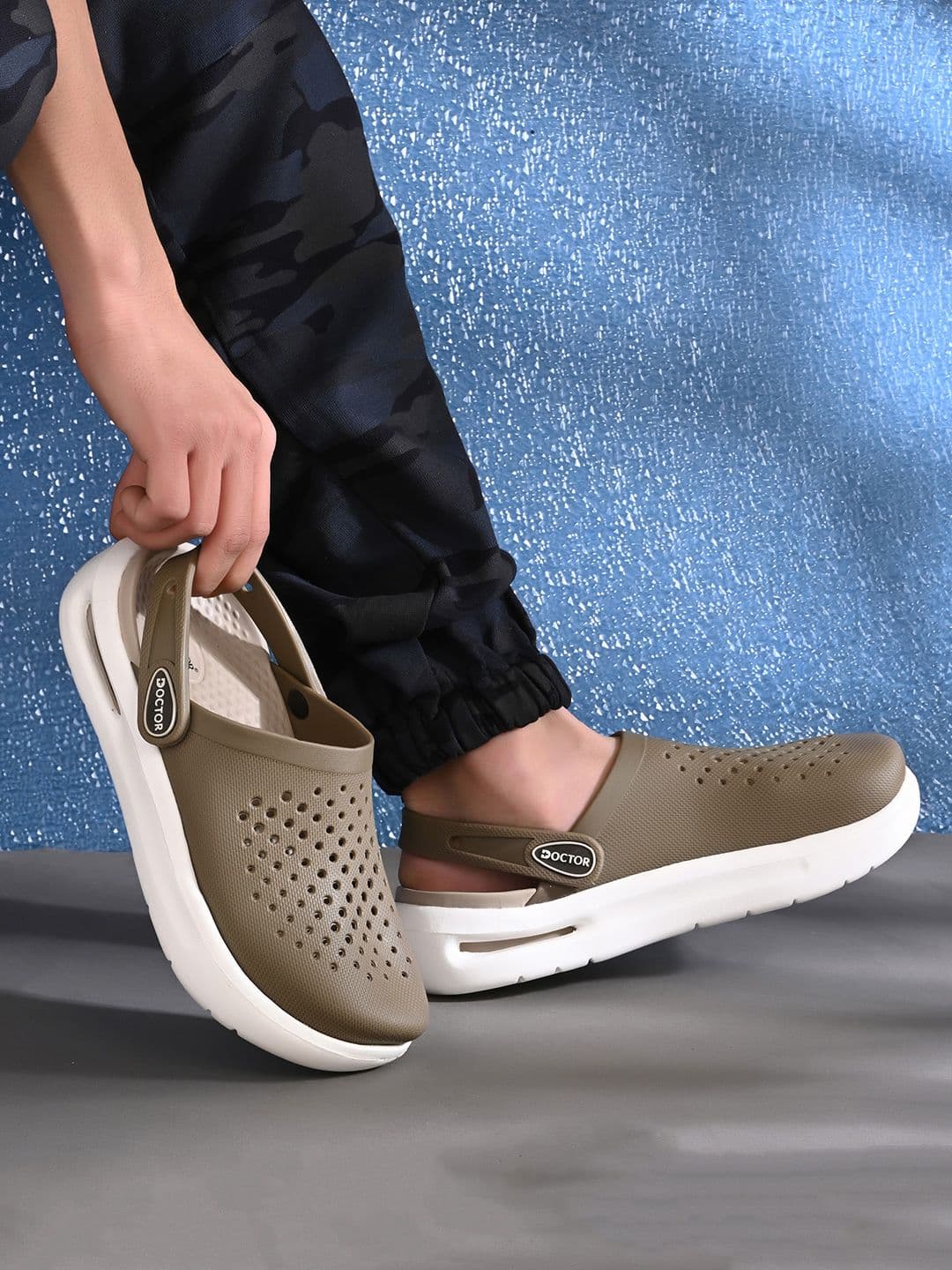 DOCTOR FEEL SOFT Men Colourblocked Clogs thumbnail 2
