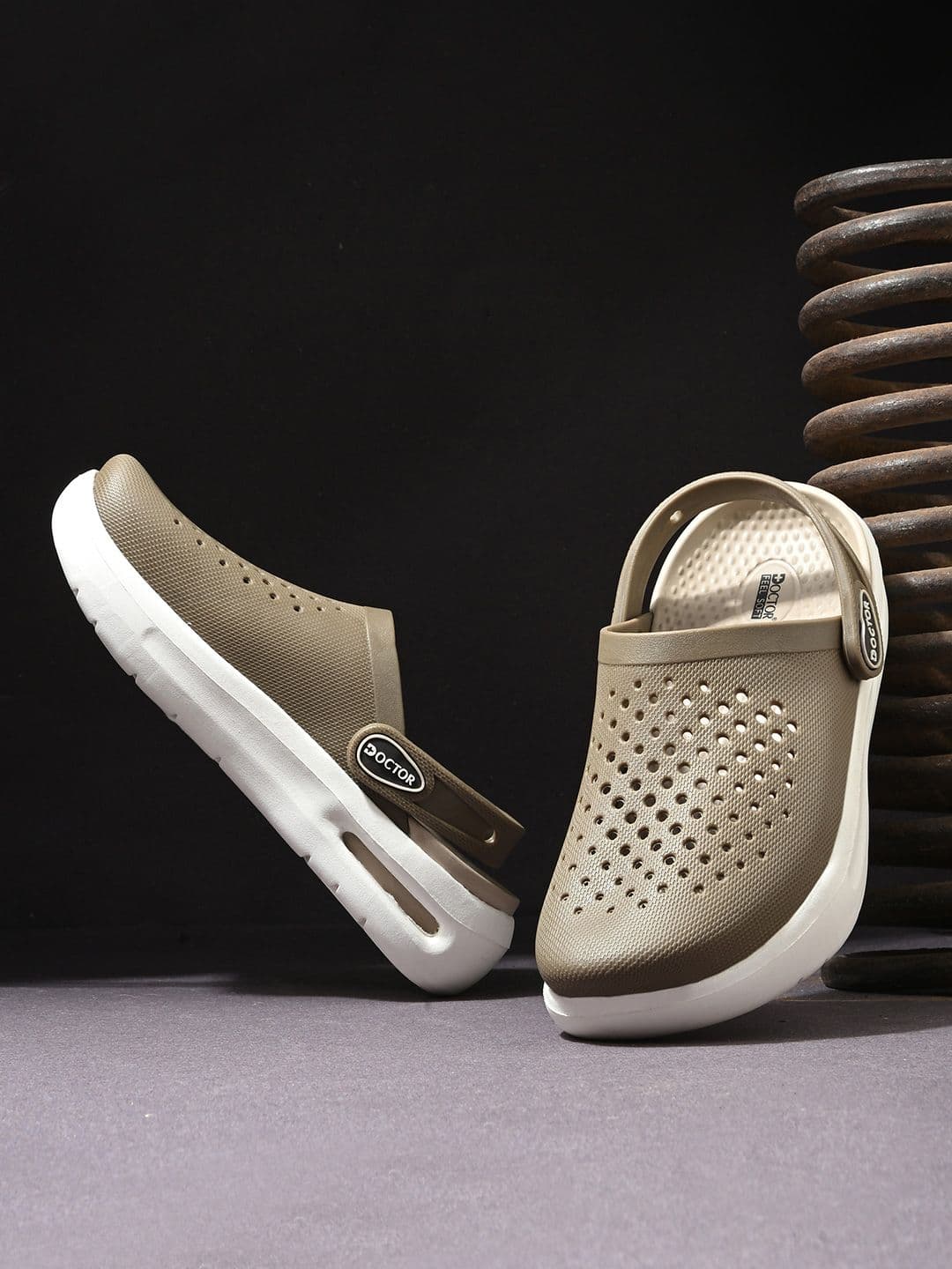 DOCTOR FEEL SOFT Men Colourblocked Clogs thumbnail 5