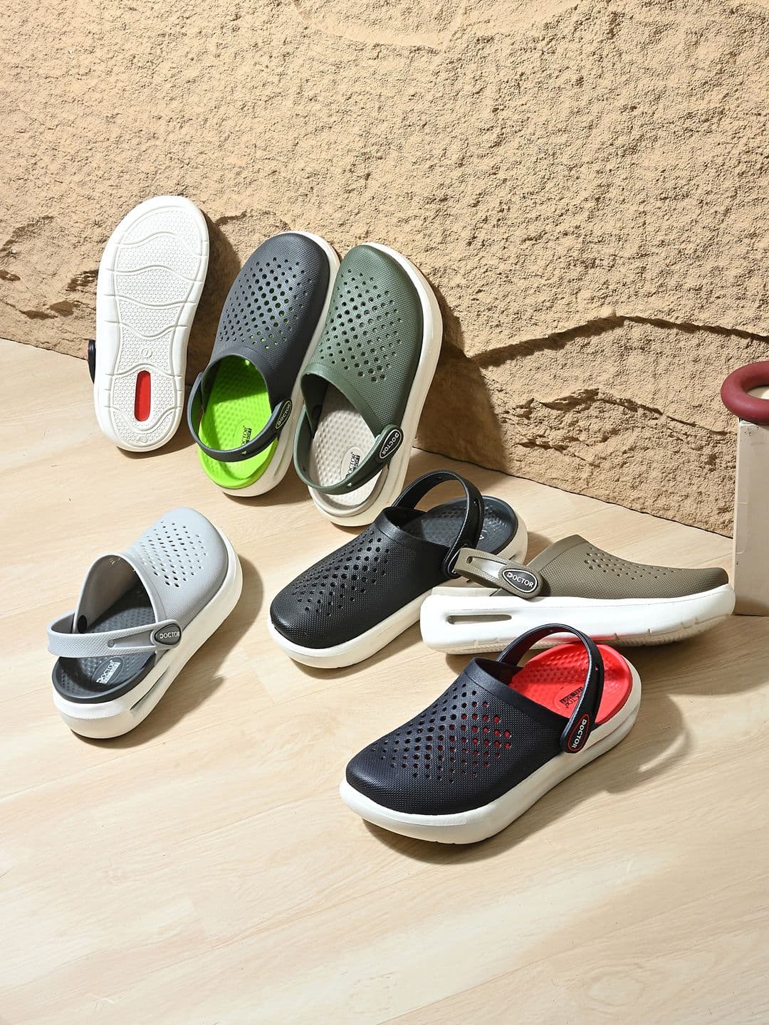 DOCTOR FEEL SOFT Men Colourblocked Clogs thumbnail 5