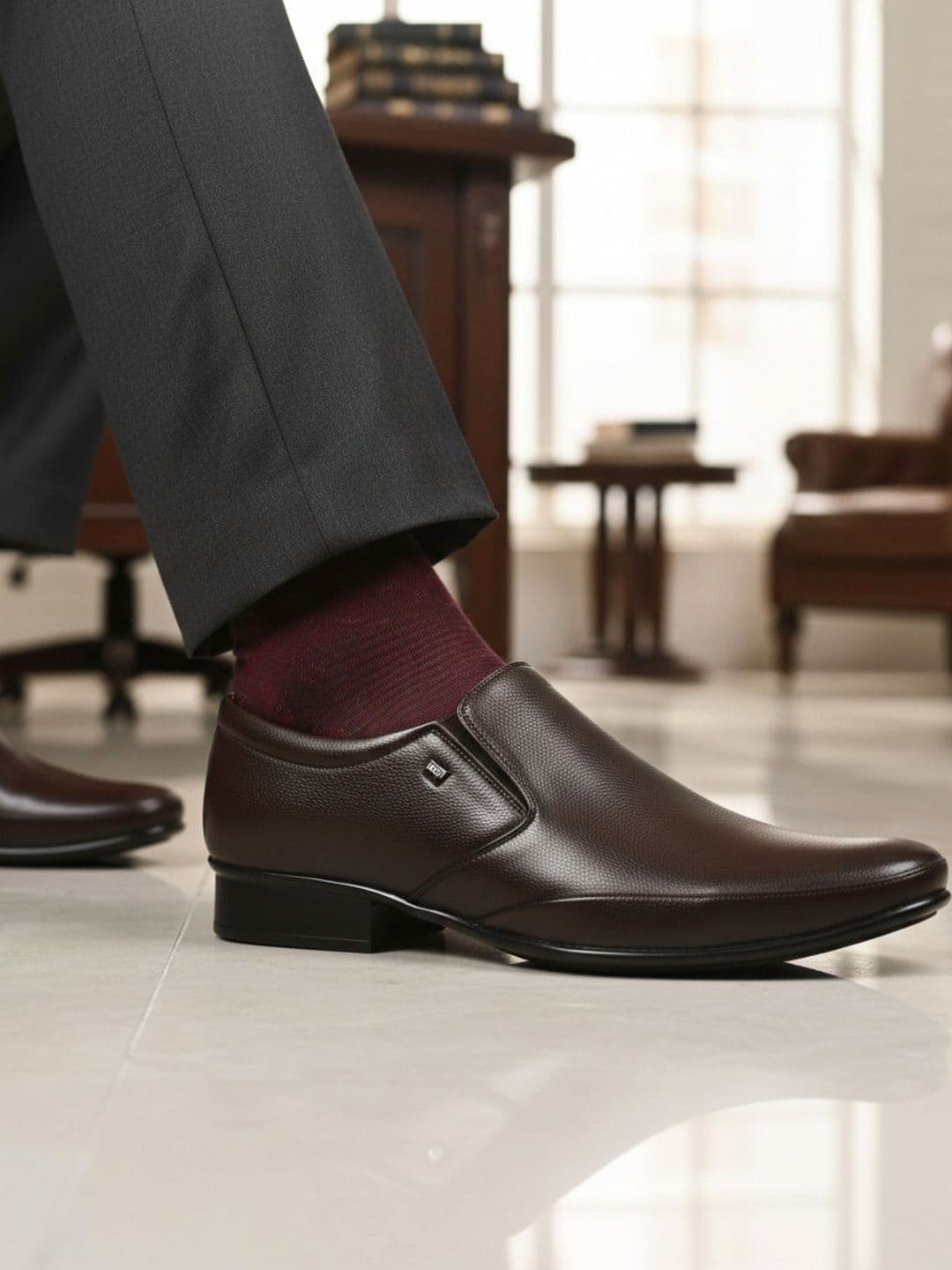 ALSTOM Men Textured PU Loafers