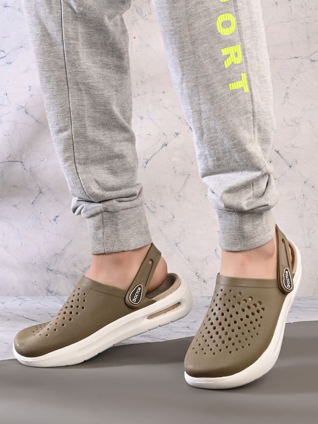 DOCTOR FEEL SOFT Men Colourblocked Clogs thumbnail 6