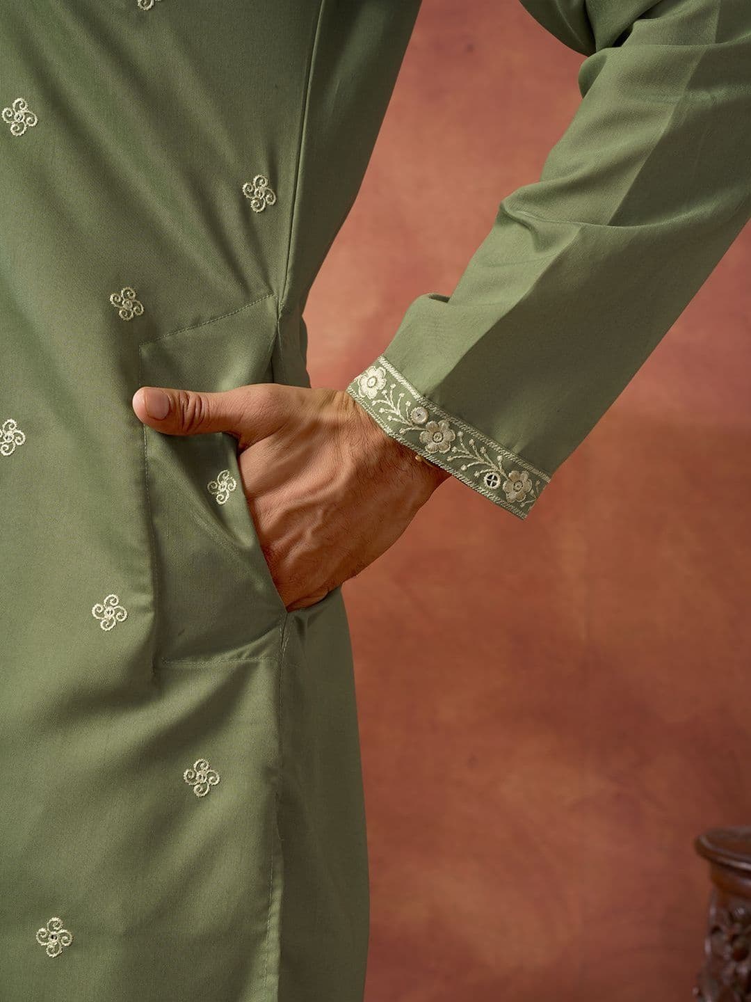 House of Pataudi Embroidered Cotton Mandarin Collar Knee Length Straight Kurta thumbnail 2