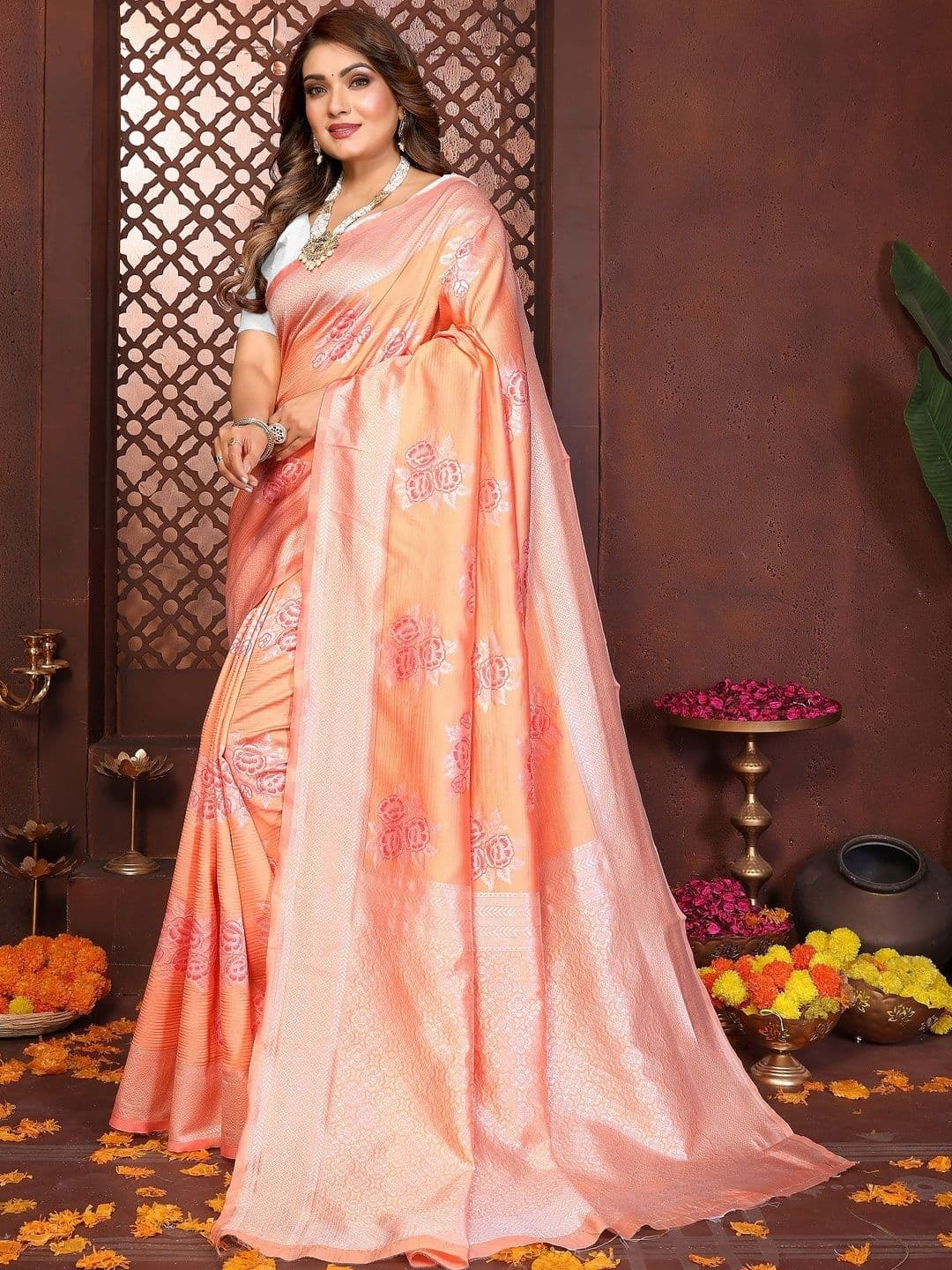 VEDANT VASTRAM Floral Art Silk Handloom Banarasi Saree thumbnail 5