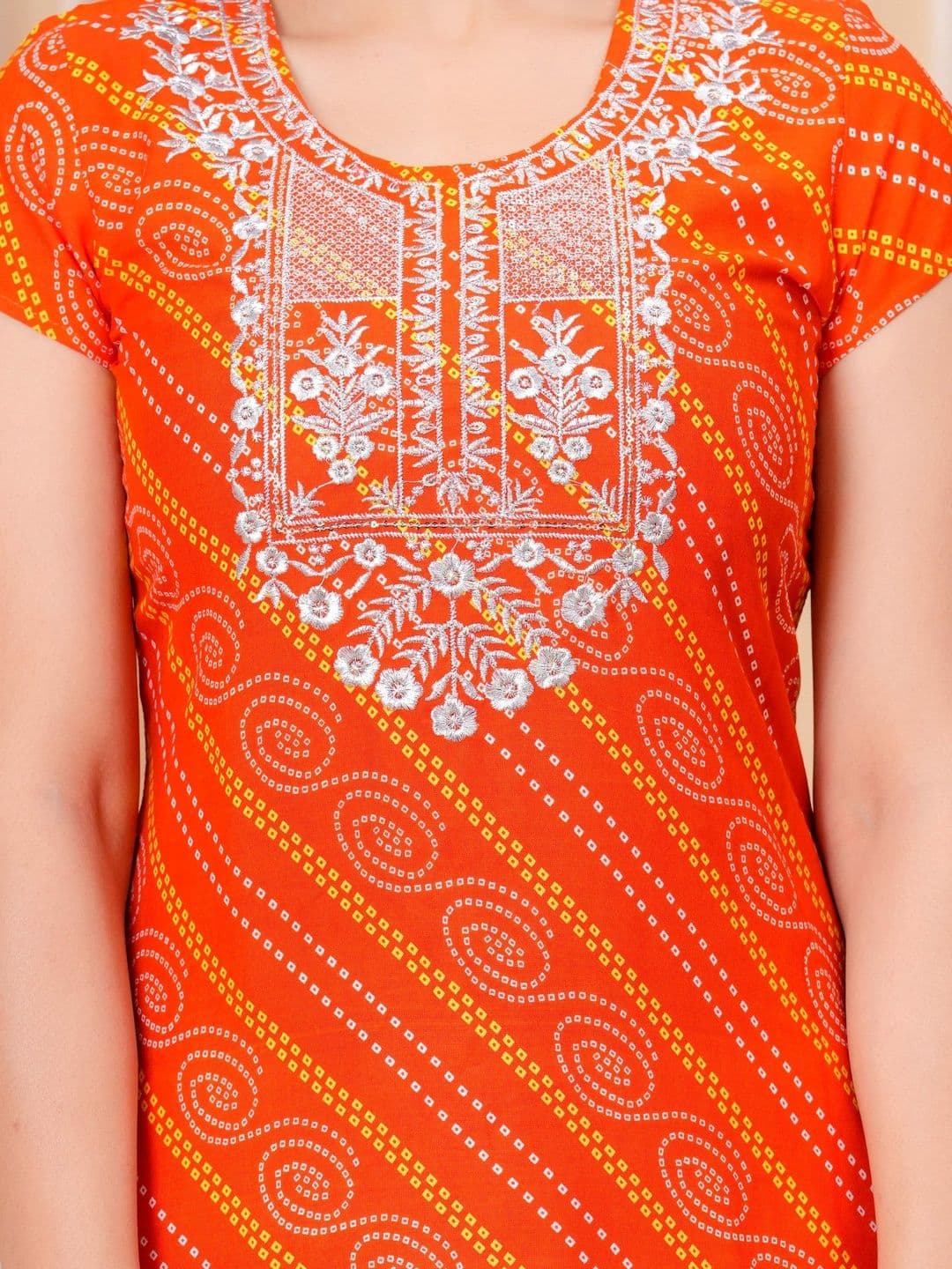Vakratunda Women Ethnic Motifs Printed Regular Thread Work Kurta with Patiala & With Dupatta thumbnail 4