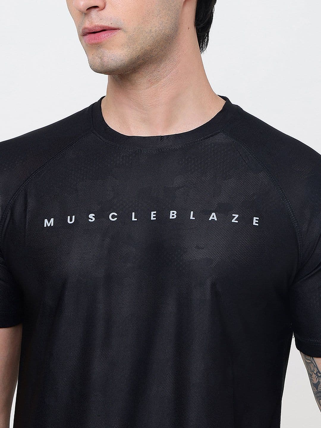 MuscleBlaze Unisex Brand Logo Printed Round Neck Compression T-shirt thumbnail 3