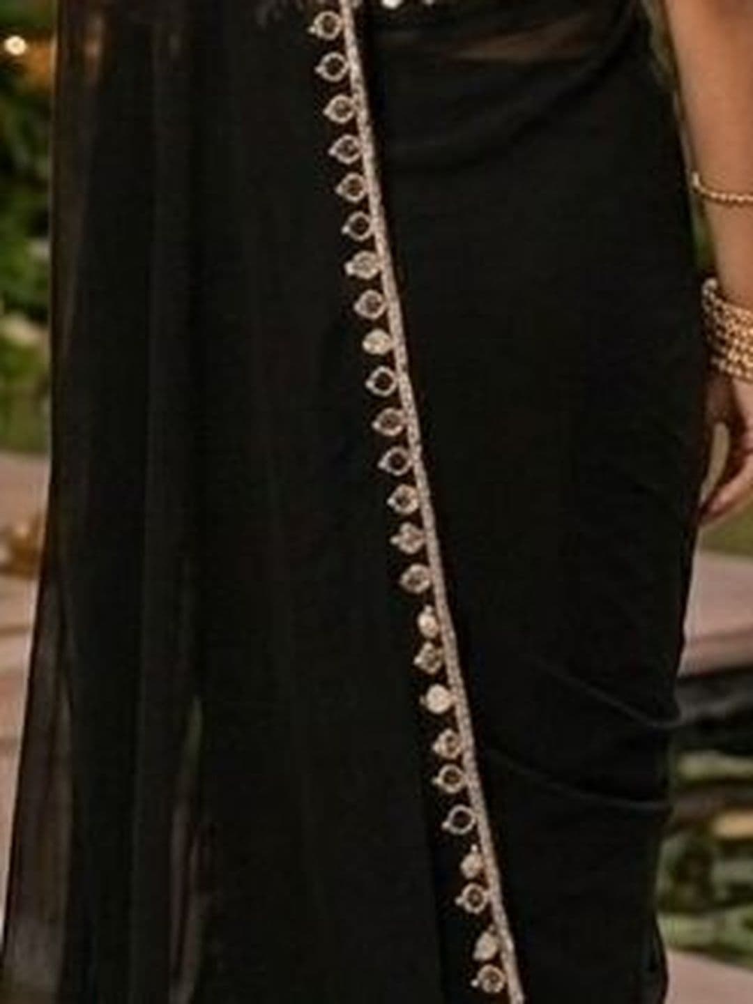 Sangria Embellished Border Sarees With Blouse Piece thumbnail 4