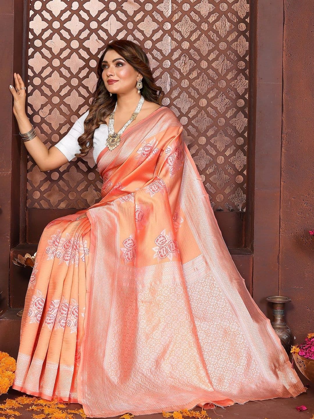 VEDANT VASTRAM Floral Art Silk Handloom Banarasi Saree thumbnail 3