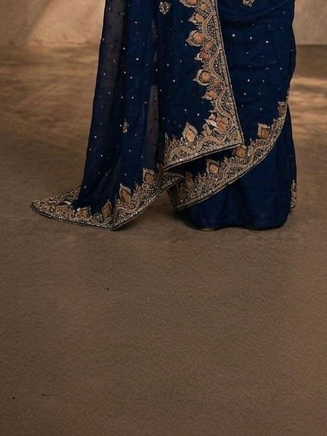 FABMORA Ethnic Motifs Zari Pure Georgette Heavy Work Saree thumbnail 2