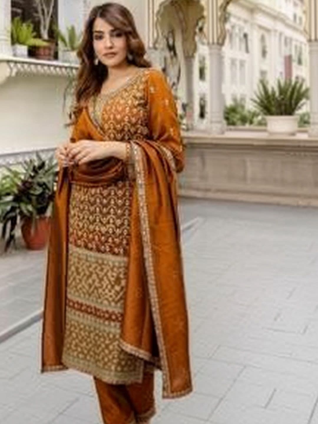 ZOEMIRA Women Ethnic Motifs Embroidered Regular Thread Work Kurta with Palazzos & With Dupatta thumbnail 3