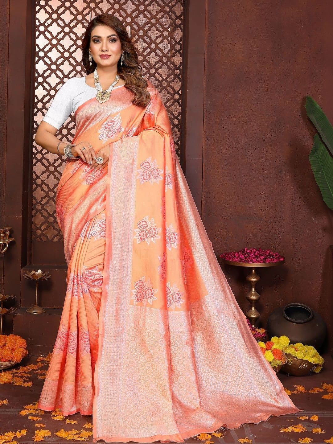 VEDANT VASTRAM Floral Art Silk Handloom Banarasi Saree - view 1