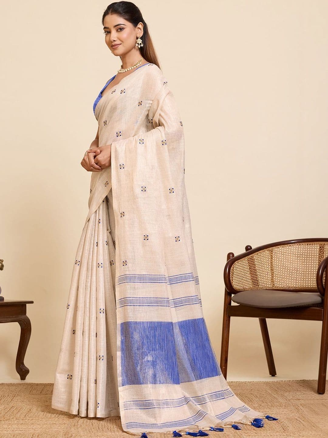 VEDANT VASTRAM Woven Design Embroidered Linen Blend Handloom Saree thumbnail 6