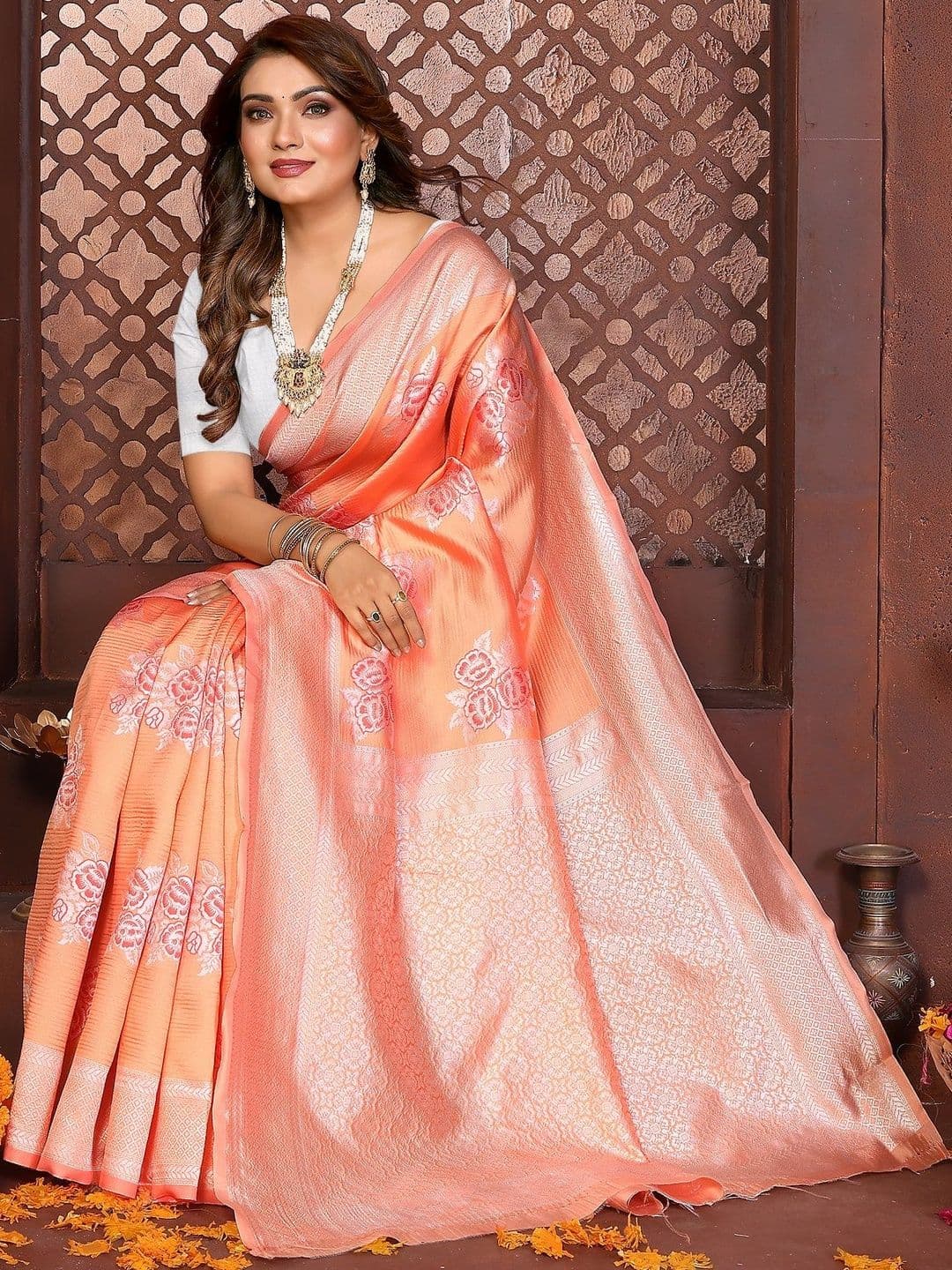 VEDANT VASTRAM Floral Art Silk Handloom Banarasi Saree thumbnail 4