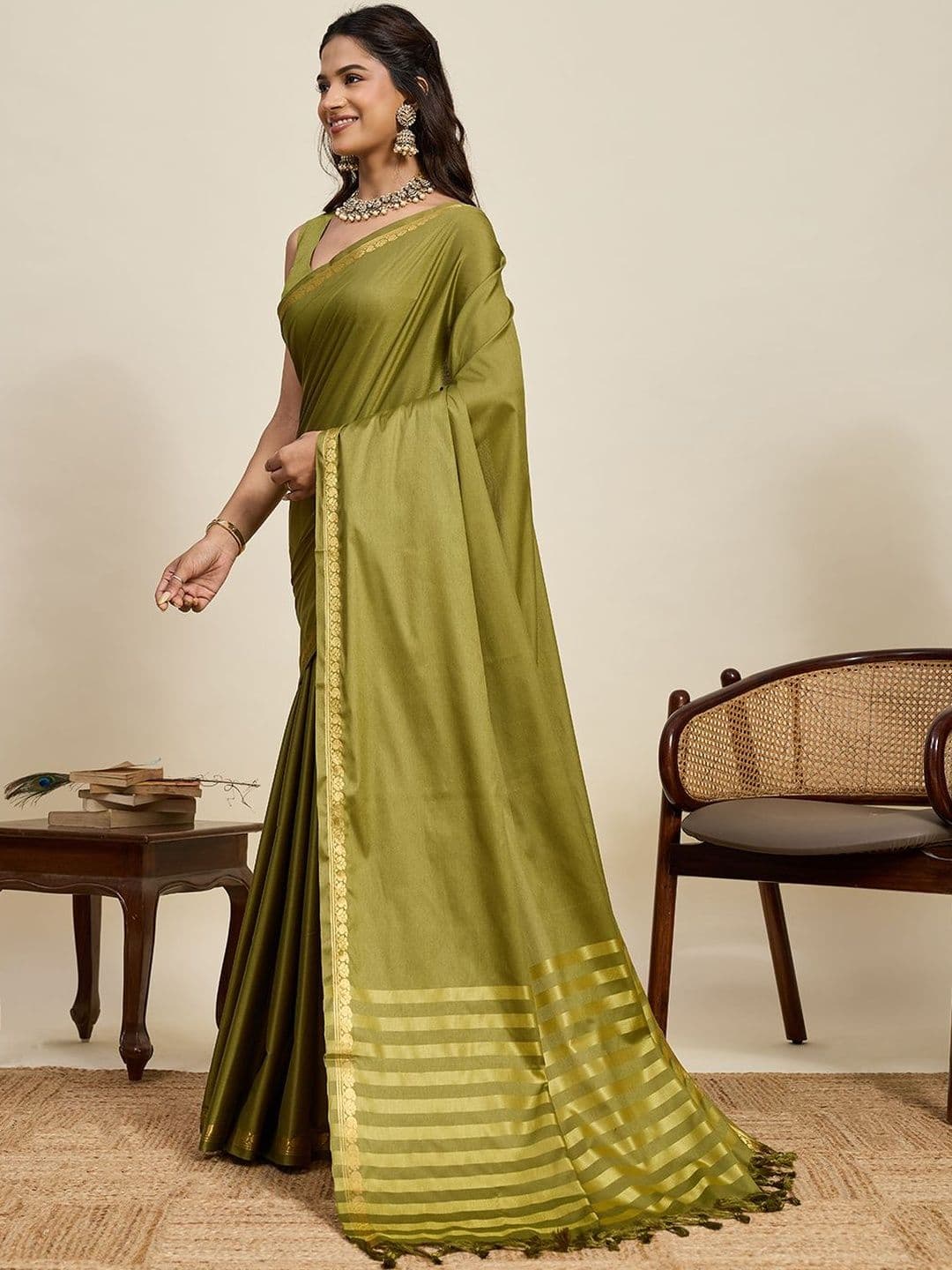 VEDANT VASTRAM Woven Design Zari Art Silk Handloom Saree thumbnail 3
