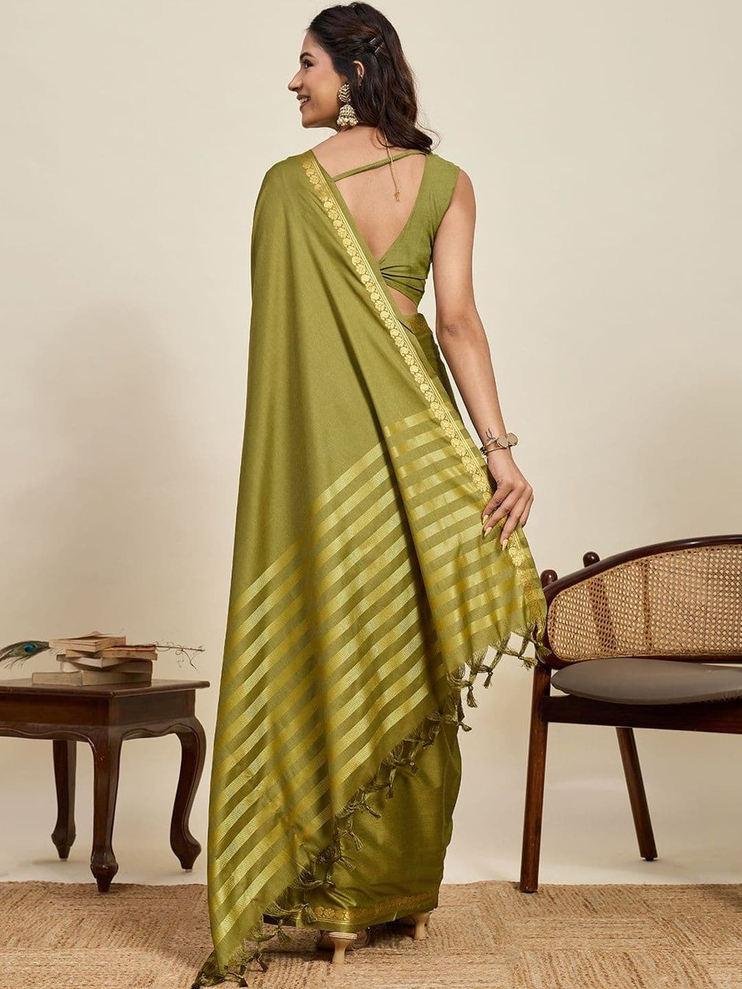 VEDANT VASTRAM Woven Design Zari Art Silk Handloom Saree thumbnail 2