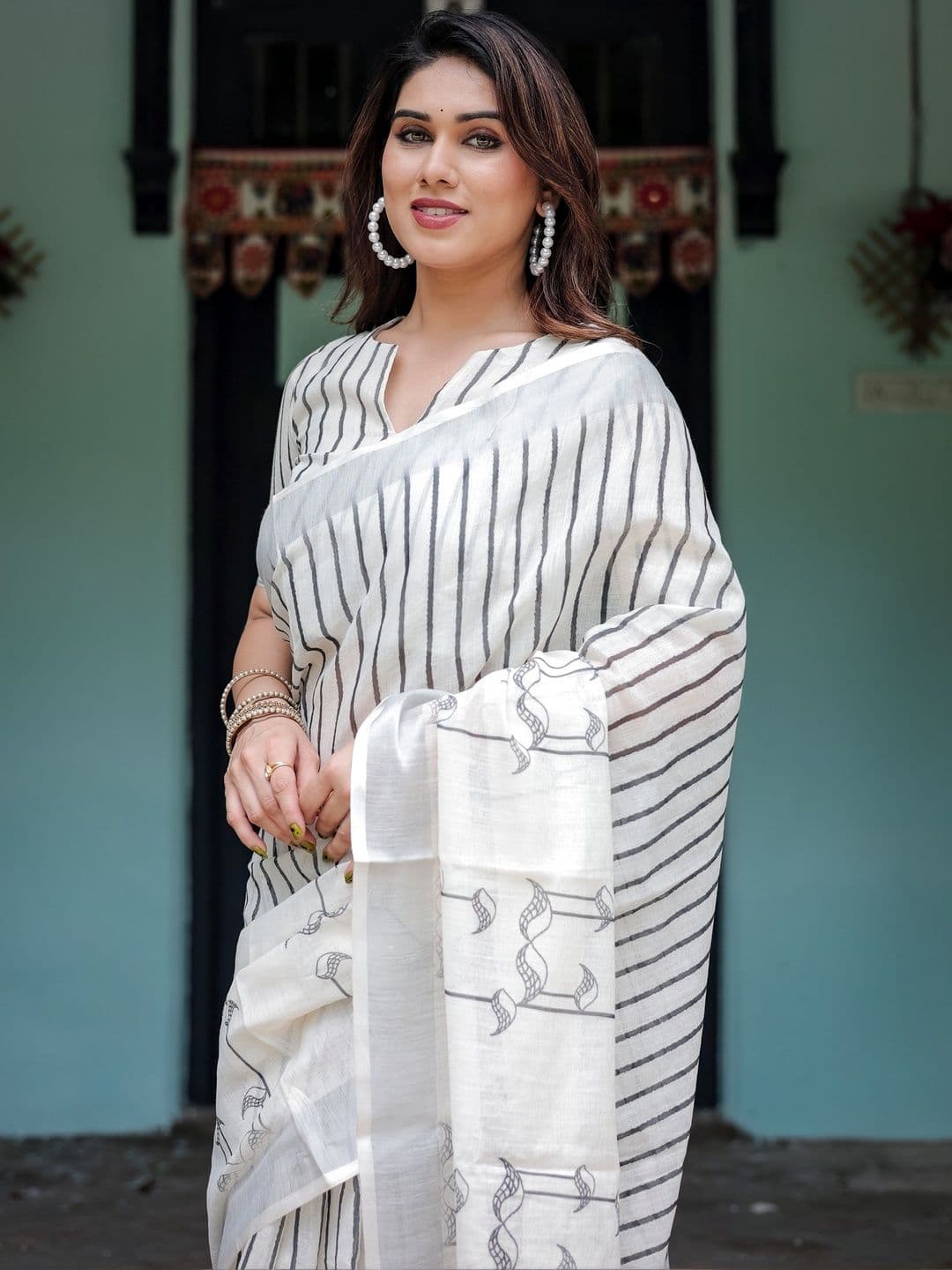 DIVASTRI Ethnic Motifs Linen Blend Handloom Saree thumbnail 4