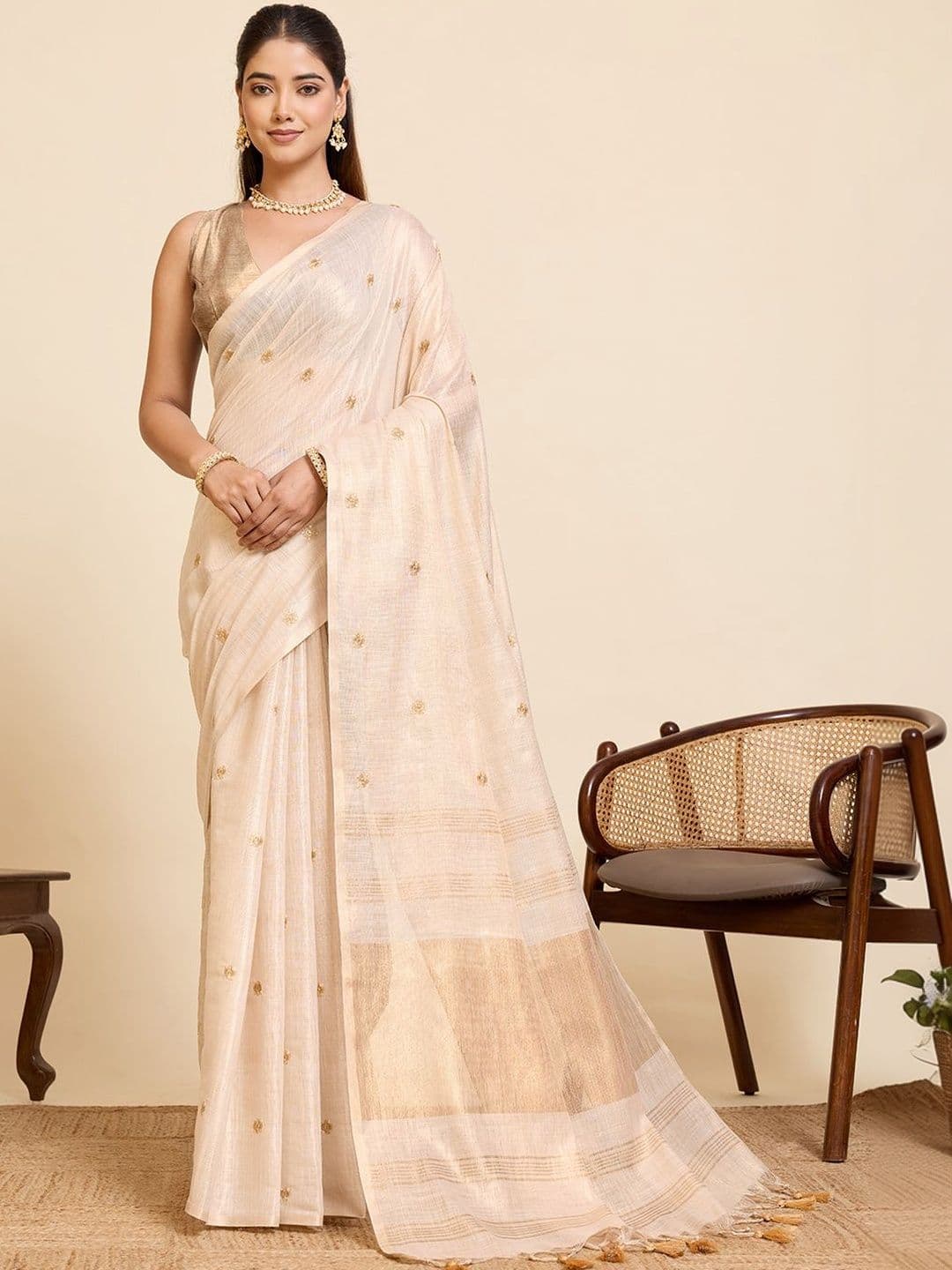 VEDANT VASTRAM Embellished Embroidered Linen Blend Handloom Saree - view 1
