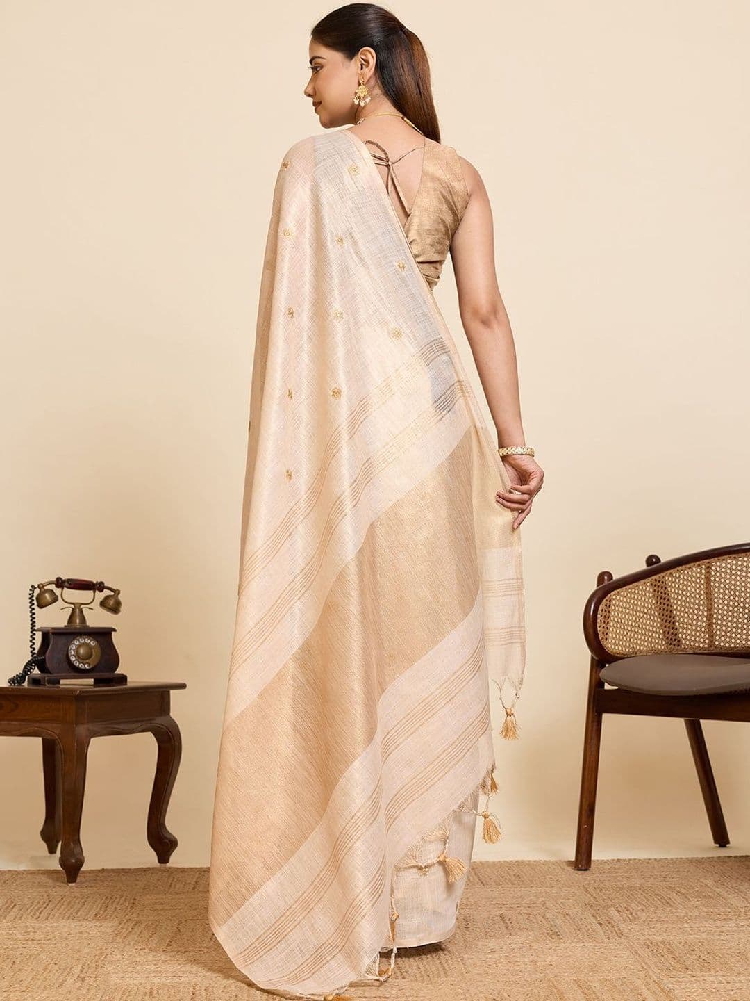 VEDANT VASTRAM Embellished Embroidered Linen Blend Handloom Saree thumbnail 5