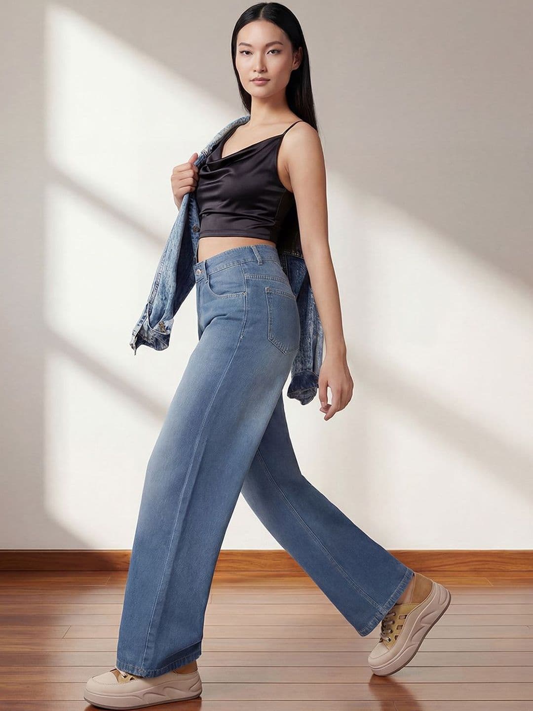 DOLCE CRUDO Women Wide Leg High-Rise Light Fade Jeans thumbnail 4