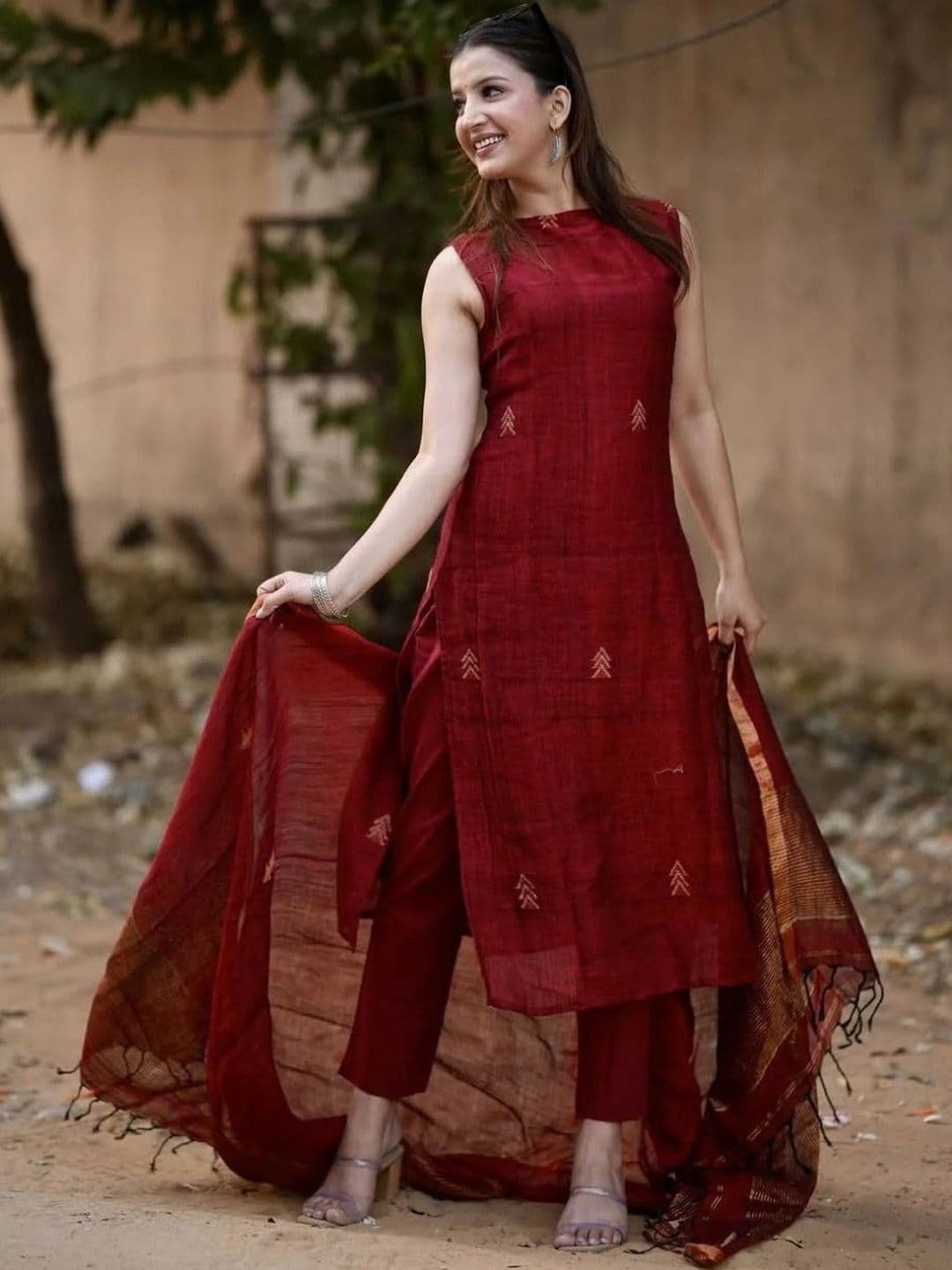 Crown Threads Ethnic Motifs Printed Round Neck Thread Work Kurta with Trousers & Dupatta thumbnail 2