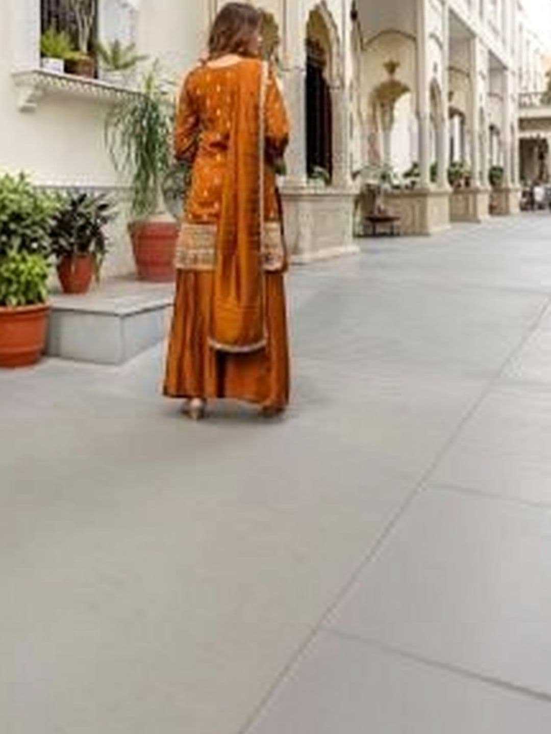 ZOEMIRA Women Ethnic Motifs Embroidered Regular Thread Work Kurta with Palazzos & With Dupatta thumbnail 2