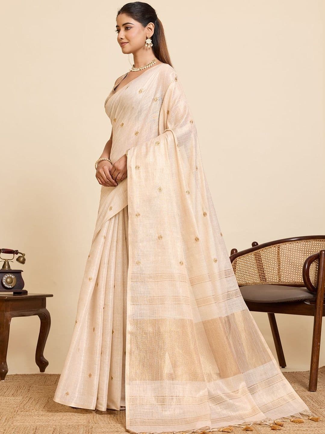 VEDANT VASTRAM Embellished Embroidered Linen Blend Handloom Saree thumbnail 3