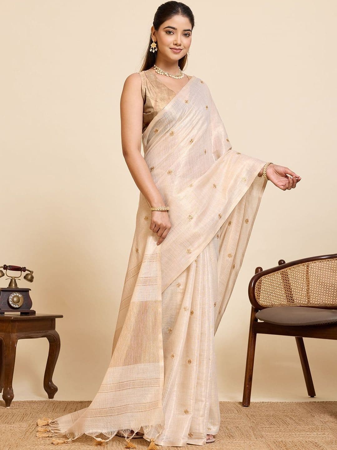 VEDANT VASTRAM Embellished Embroidered Linen Blend Handloom Saree thumbnail 4