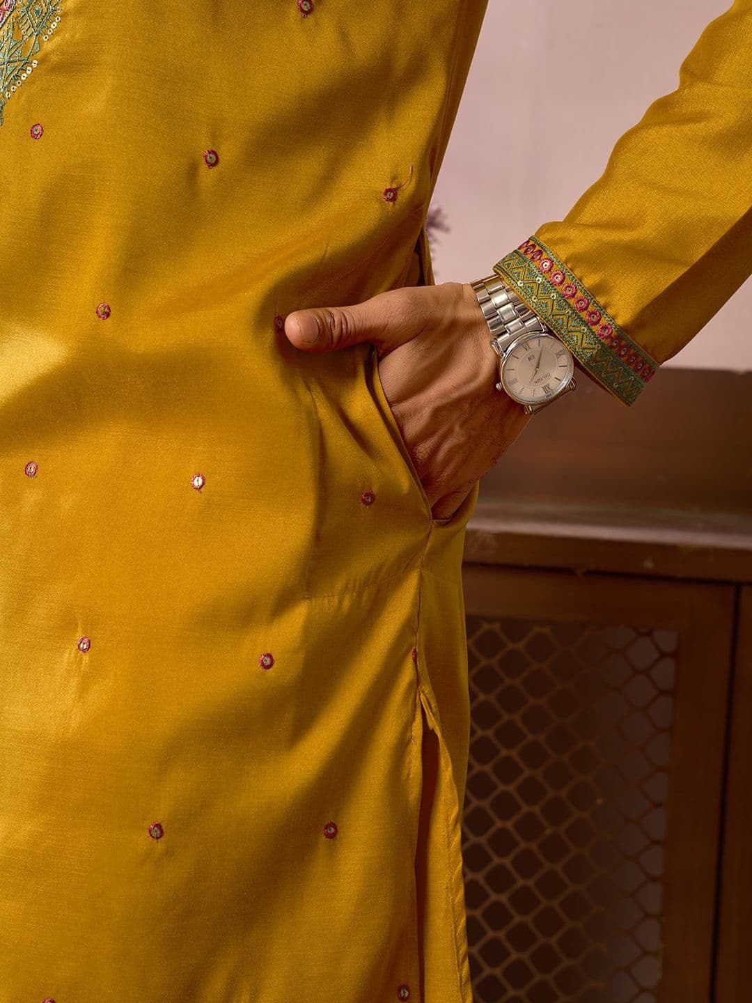 House of Pataudi Embroidered Cotton Mandarin Collar Knee Length Straight Kurta thumbnail 3