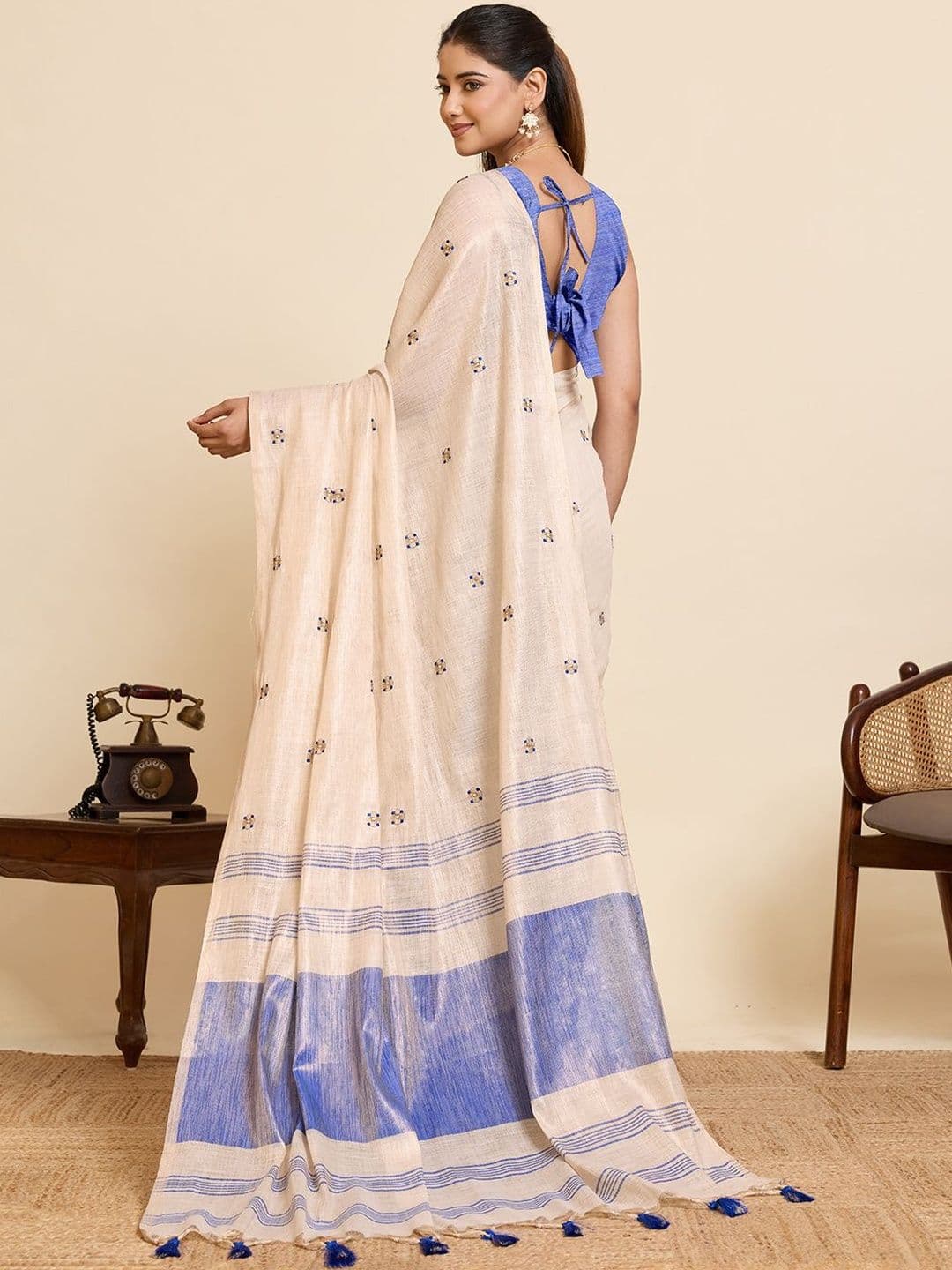 VEDANT VASTRAM Woven Design Embroidered Linen Blend Handloom Saree thumbnail 3
