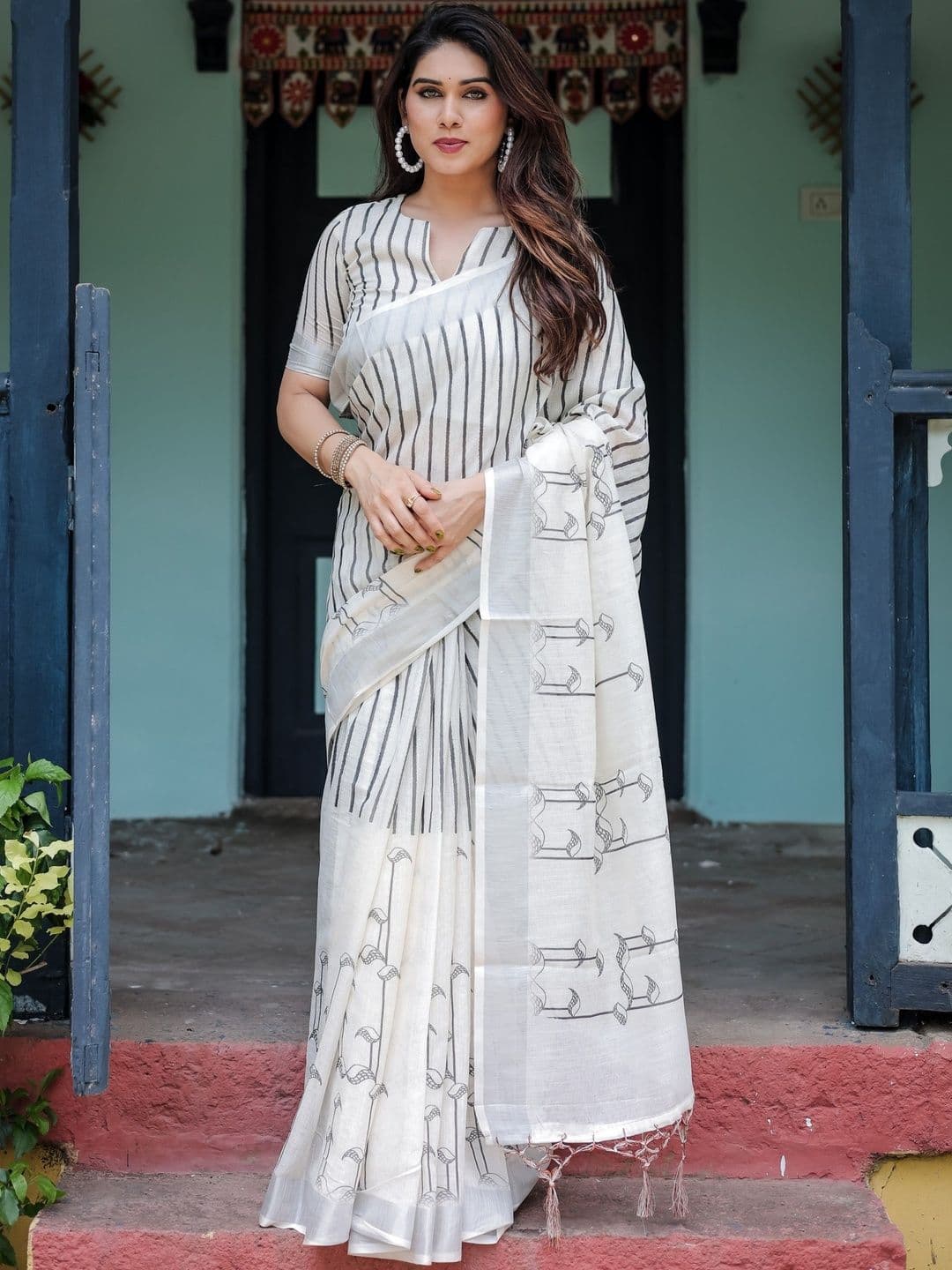 DIVASTRI Ethnic Motifs Linen Blend Handloom Saree - view 1