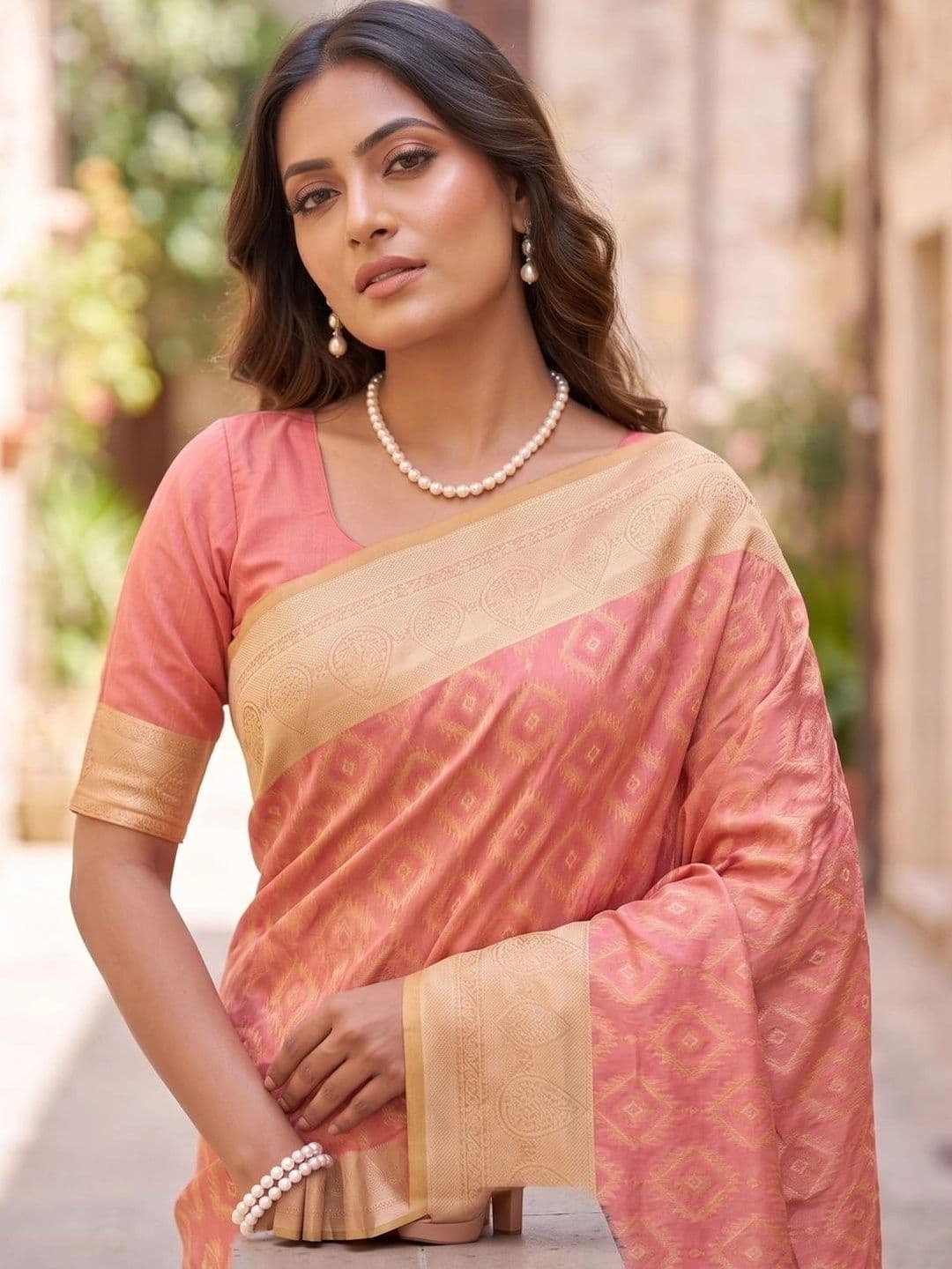 SOURAGYA Woven Design Zari Silk Blend Kanjeevaram Saree thumbnail 2