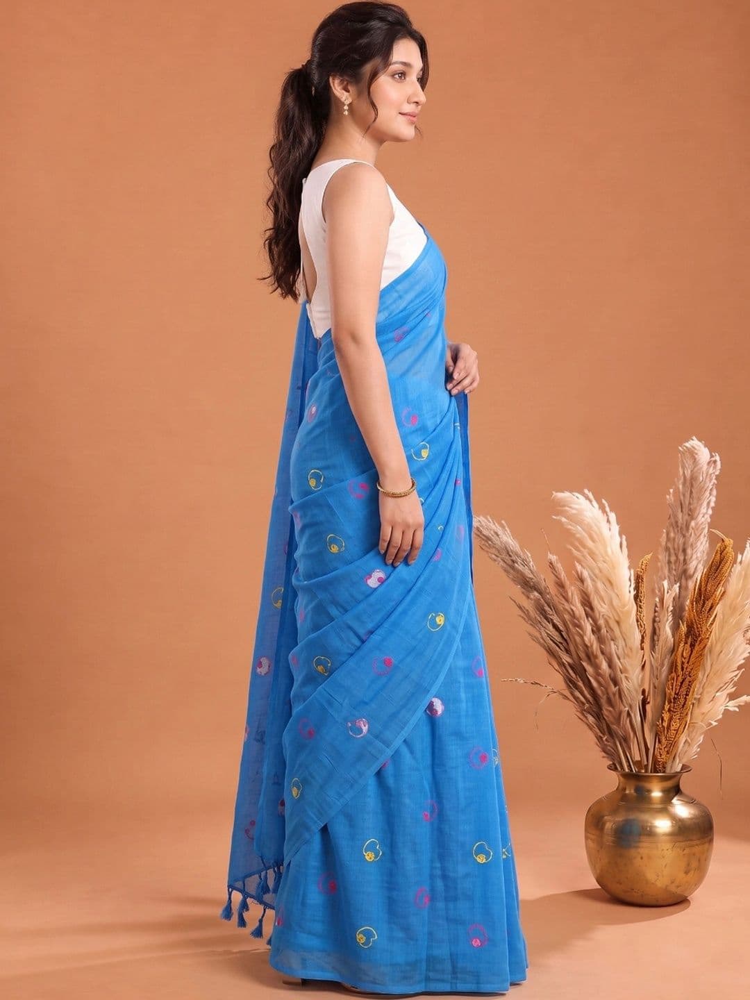 Mitera Ethnic Motifs Embroidered Pure Cotton Handloom Saree thumbnail 3