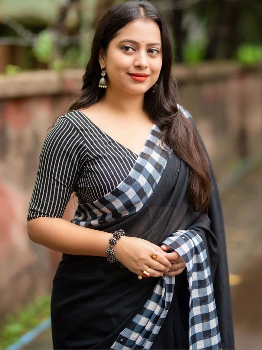 Swaraas Checked Pure Linen Saree thumbnail 2