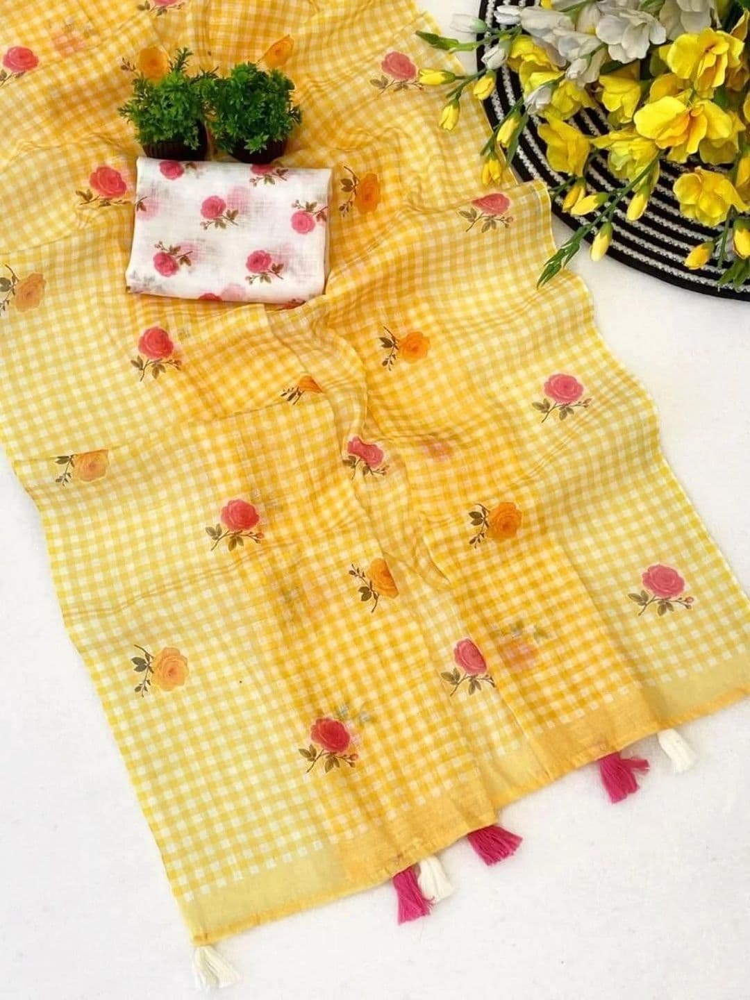 PRANU TRENDS Floral Linen Blend Saree thumbnail 2