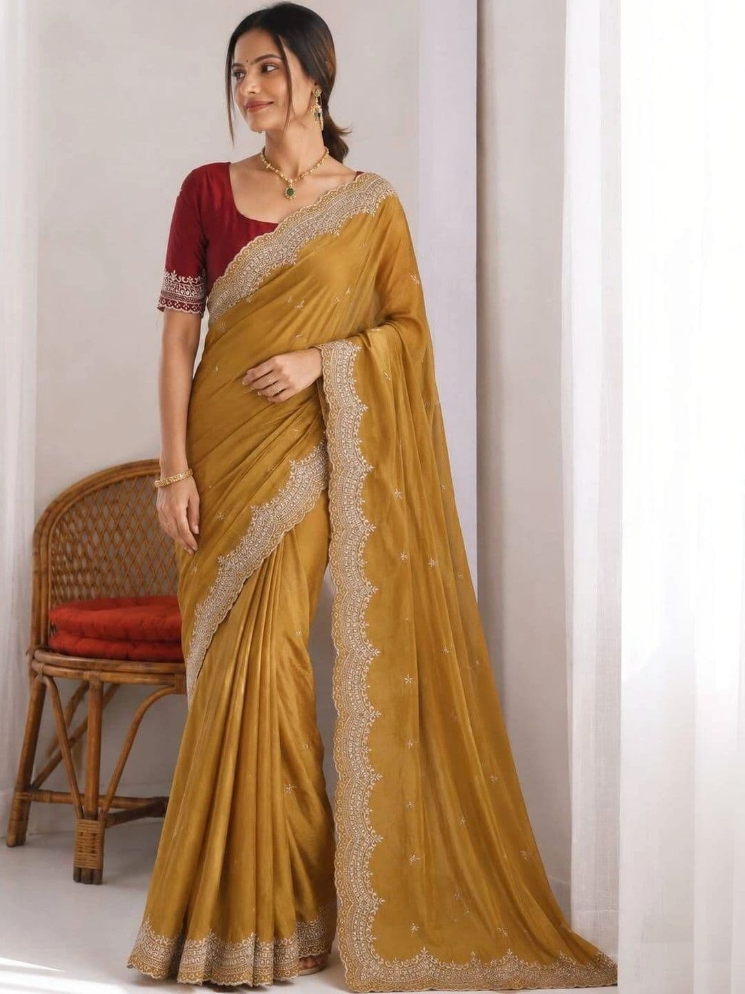 LabelVASTRA Ethnic Motifs Embroidered Poly Georgette Saree thumbnail 5