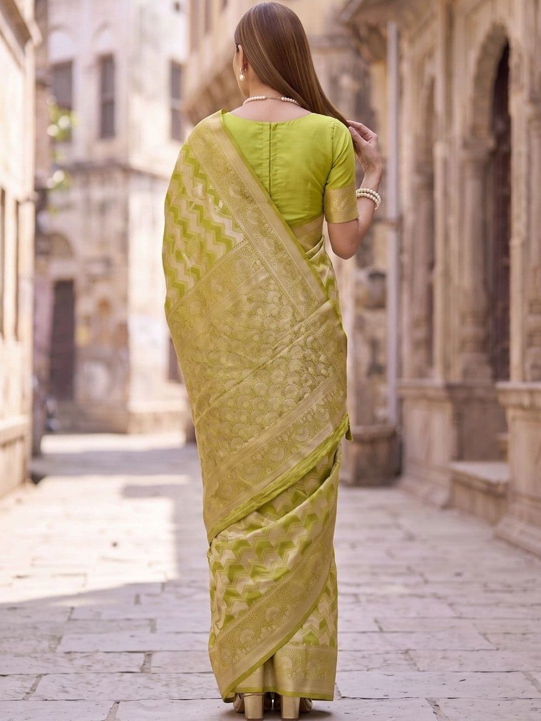 SOURAGYA Woven Design Zari Silk Blend Banarasi Saree thumbnail 4