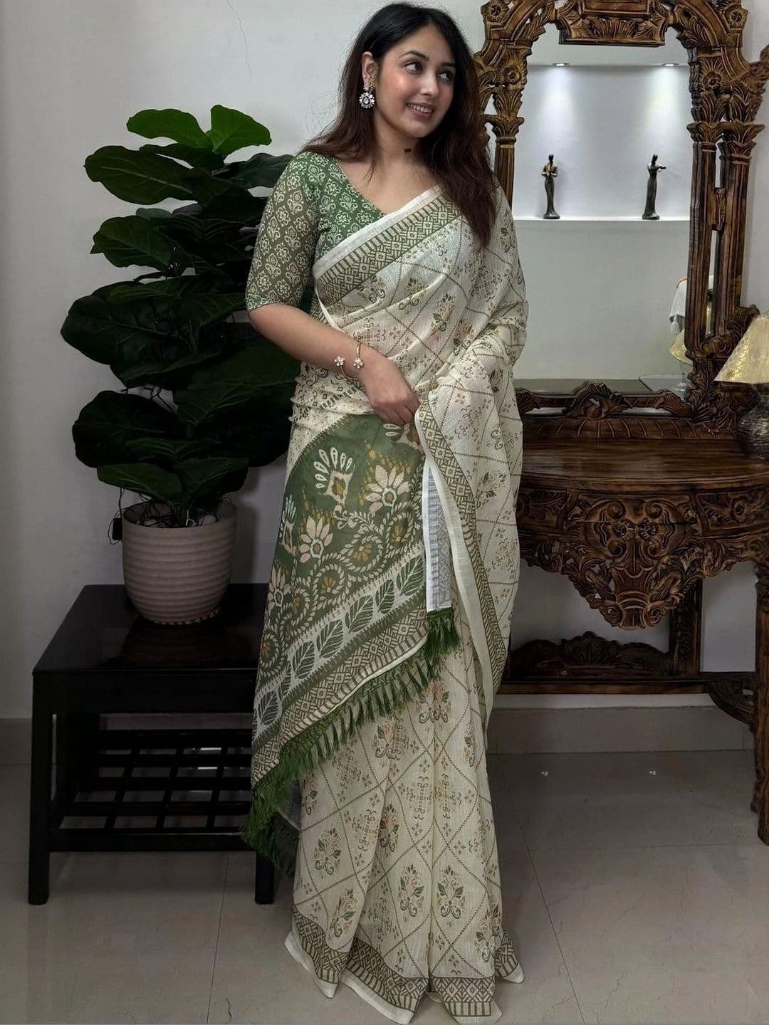 Swaraas Pure Linen Saree thumbnail 2