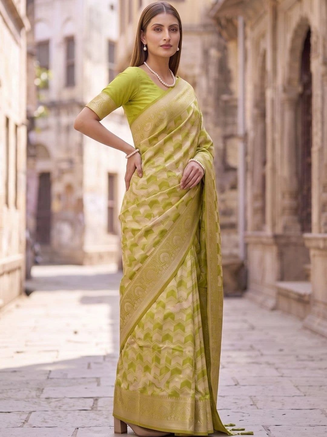SOURAGYA Woven Design Zari Silk Blend Banarasi Saree thumbnail 2