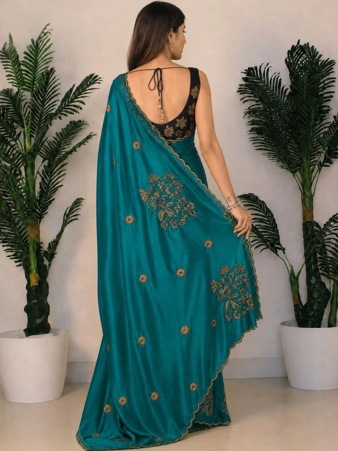 SANJANA  SILK SANJANA SILK Floral Embroidered Silk Blend Saree thumbnail 4