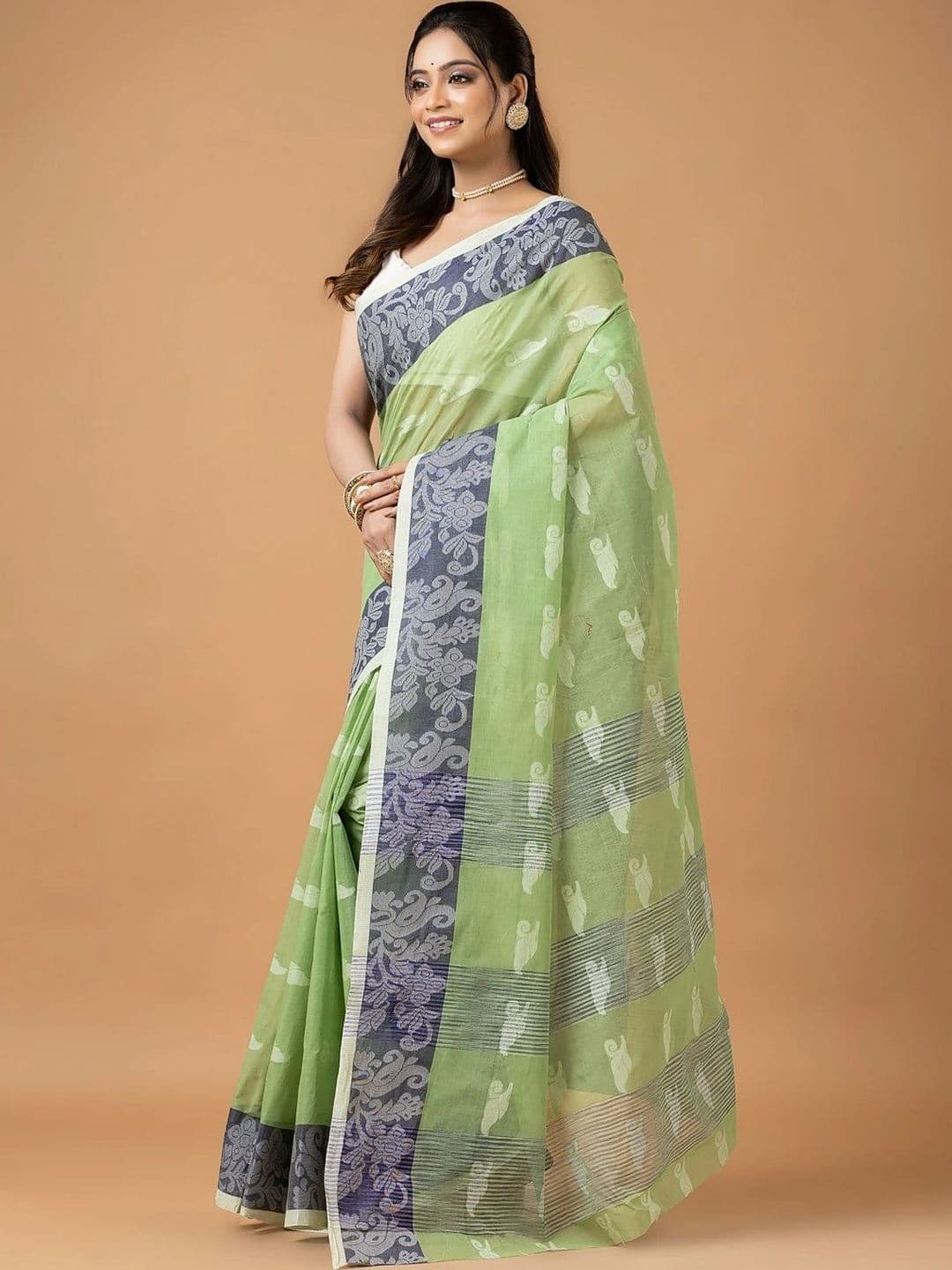 Kosh Ethnics Floral Embroidered Pure Cotton Taant Saree thumbnail 6