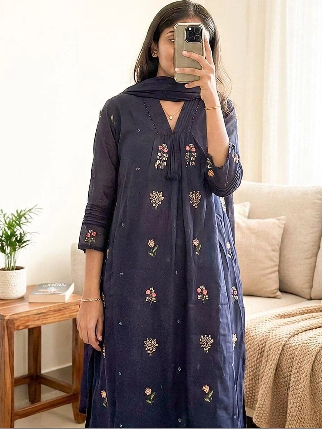 VASTRAPEDIA Women Floral Embroidered Regular Thread Work Pure Cotton Kurta with Trousers & With Dupatta thumbnail 3
