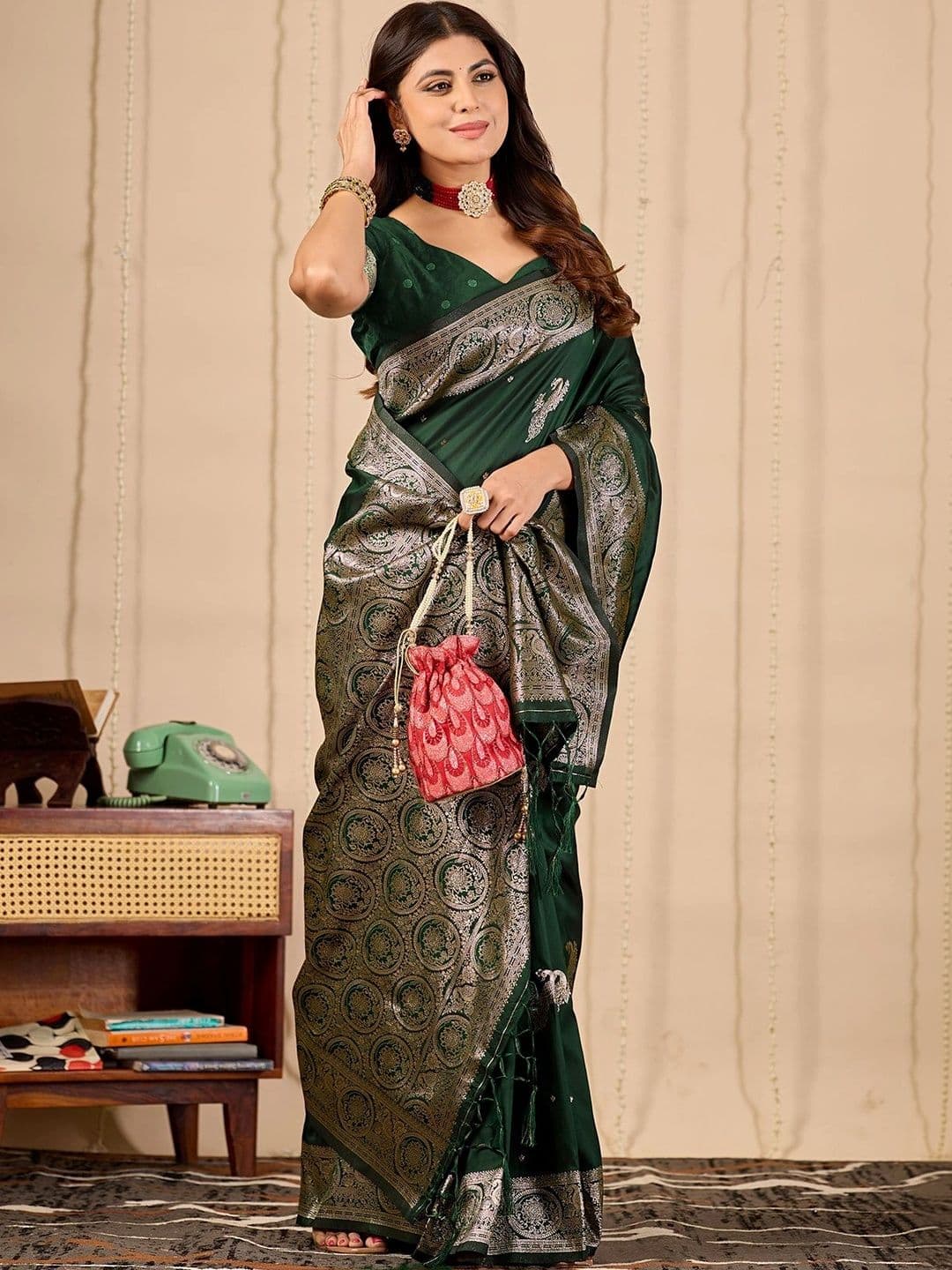 FABRINO Woven Design Zari Banarasi Saree thumbnail 4