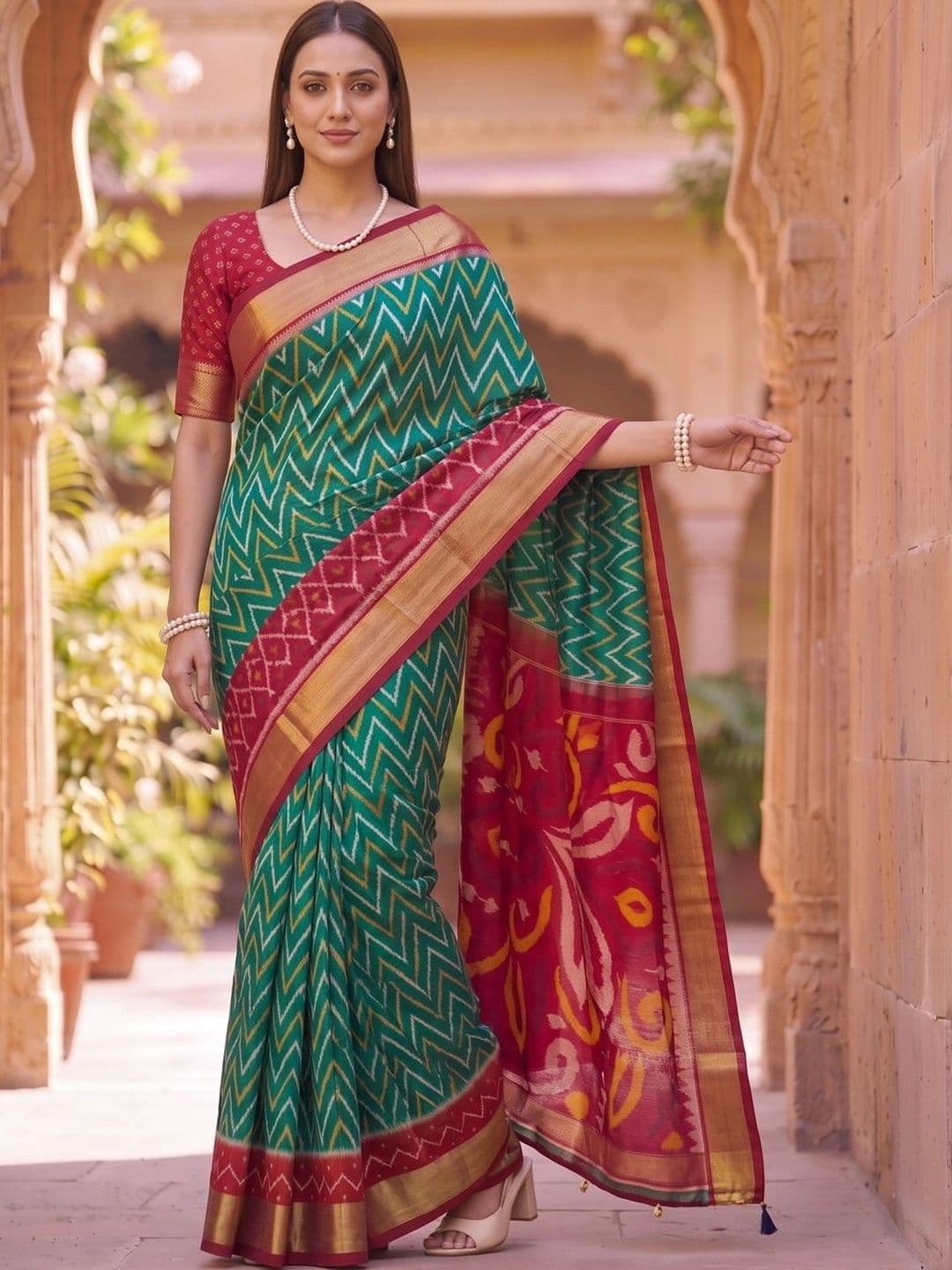 SOURAGYA Zari Silk Blend Banarasi Saree thumbnail 2