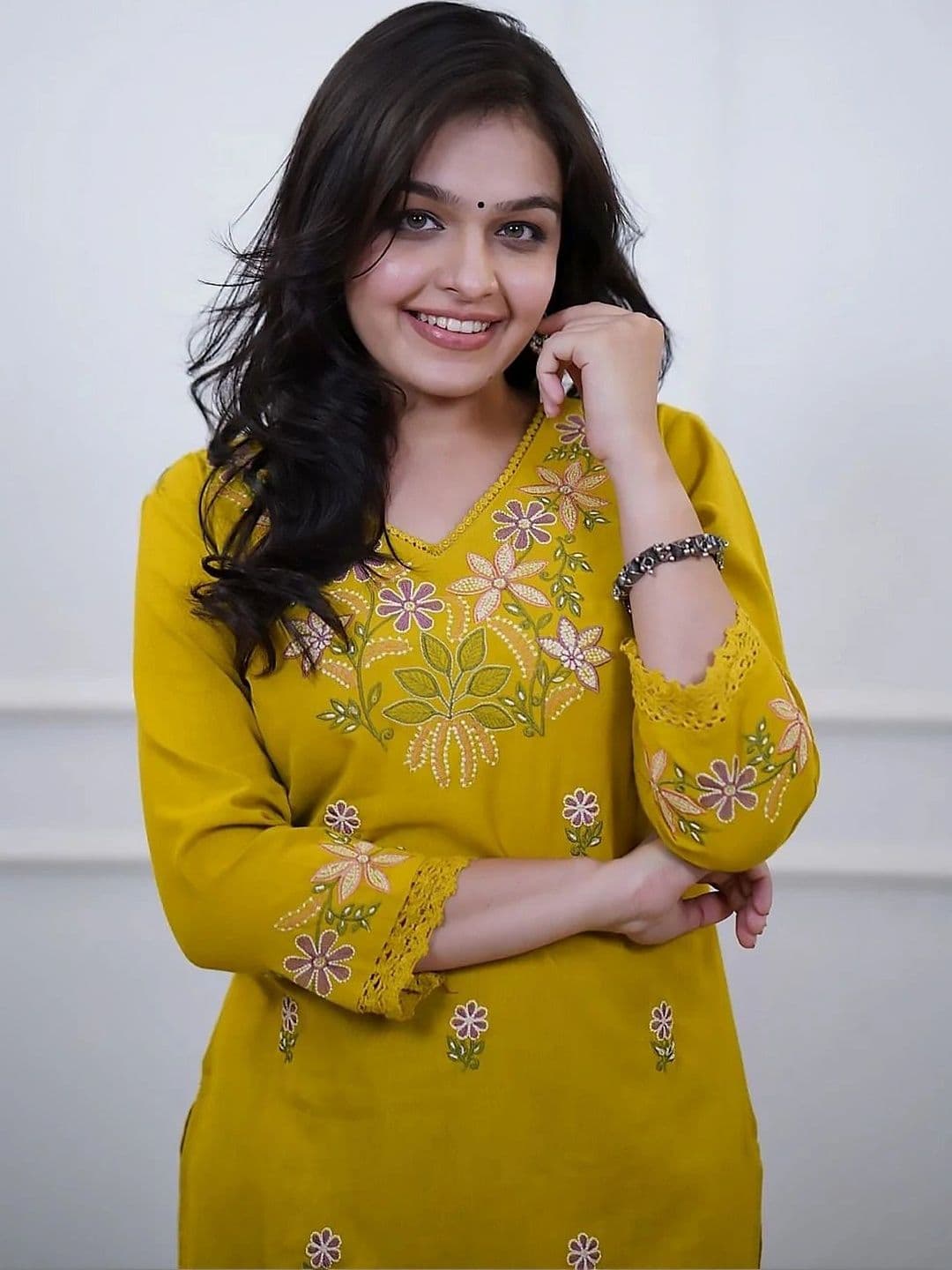 Kethi Fashion Women Floral Embroidered Regular Thread Work Pure Cotton Kurta with Trousers thumbnail 2