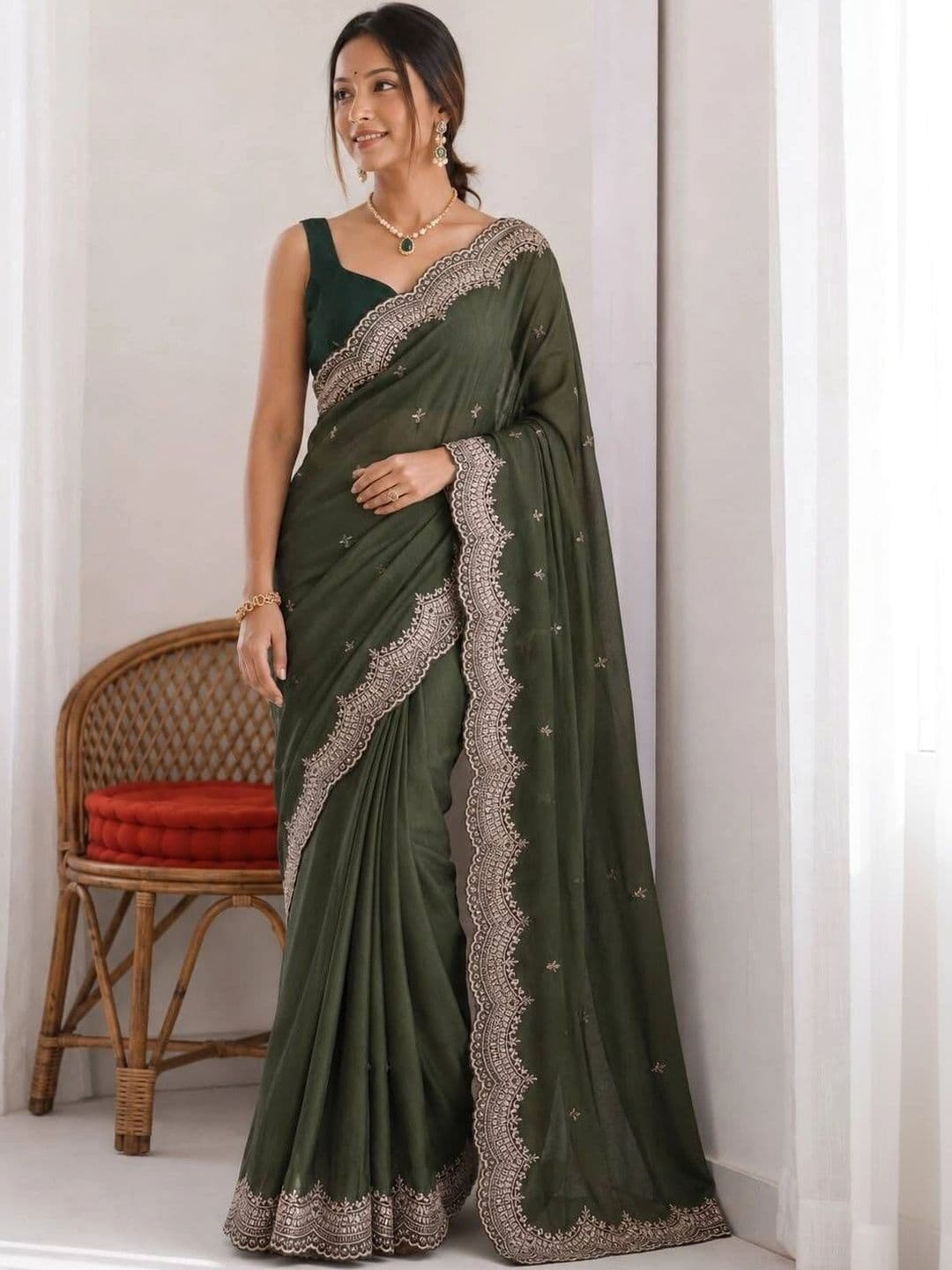 Saanvi Ethnic Motifs Embroidered Poly Georgette Saree thumbnail 3