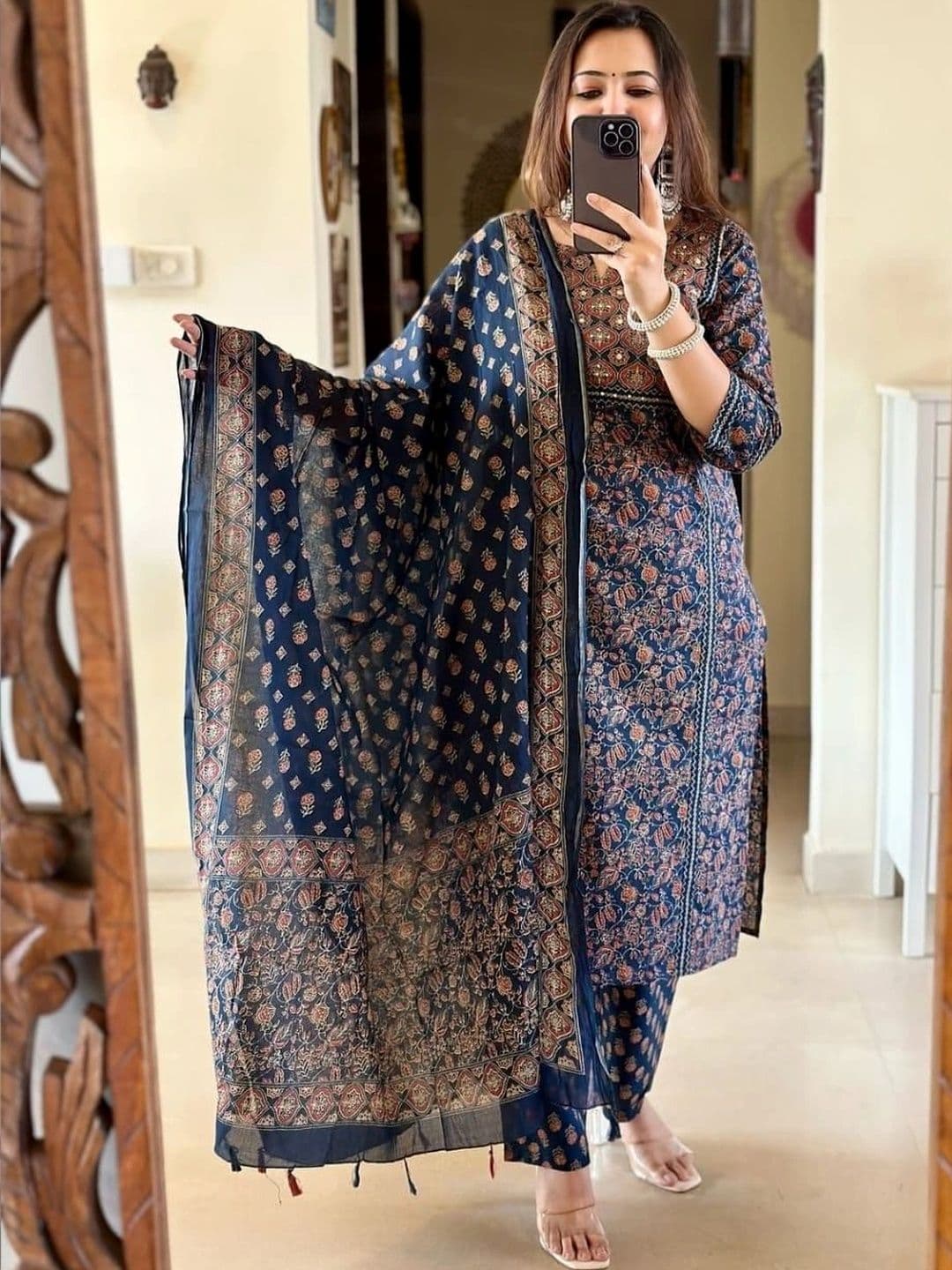 SRF KURTI HUB Women Ethnic Motifs Printed Regular Mirror Work Kurta with Trousers & With Dupatta thumbnail 3