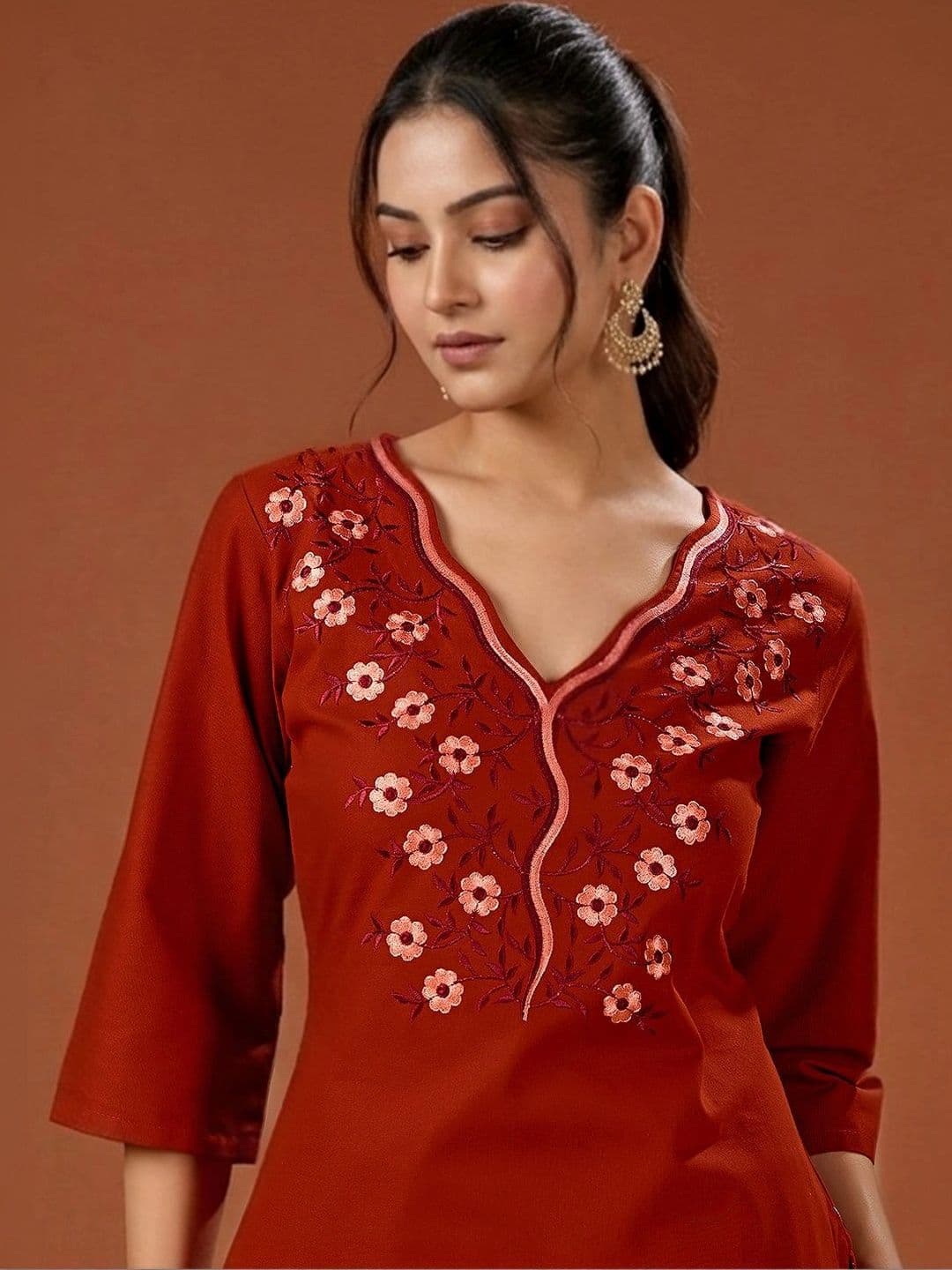SAINOOR Women Floral Embroidered Regular Thread Work Kurti with Trousers thumbnail 3