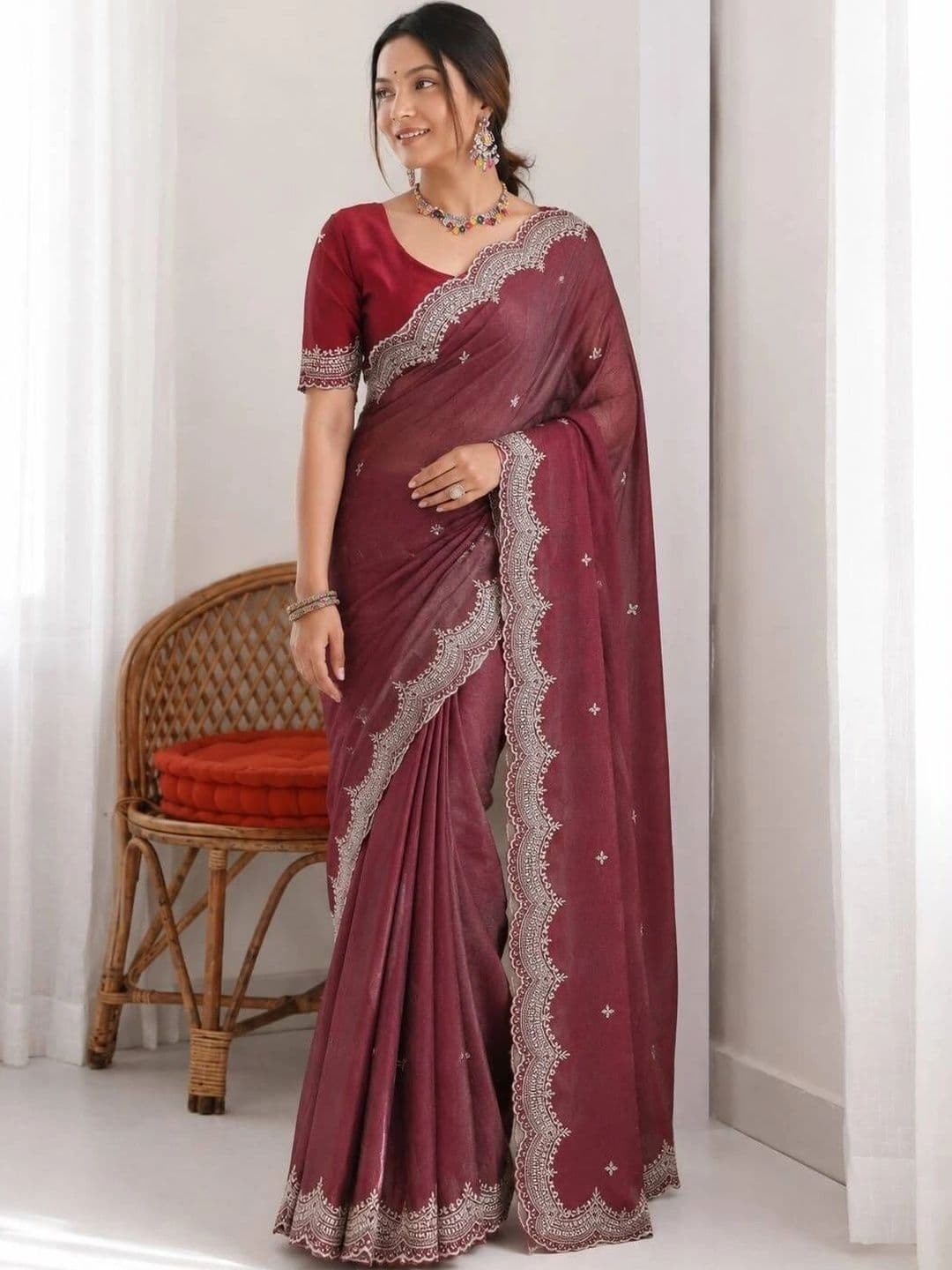 LabelVASTRA Ethnic Motifs Embroidered Poly Georgette Saree thumbnail 5