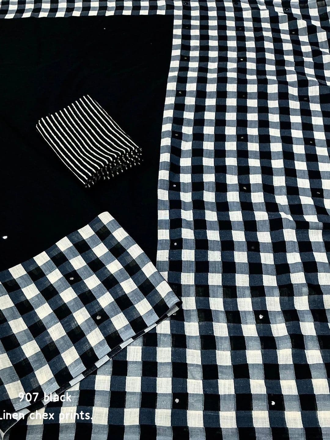 Swaraas Checked Pure Linen Saree thumbnail 5