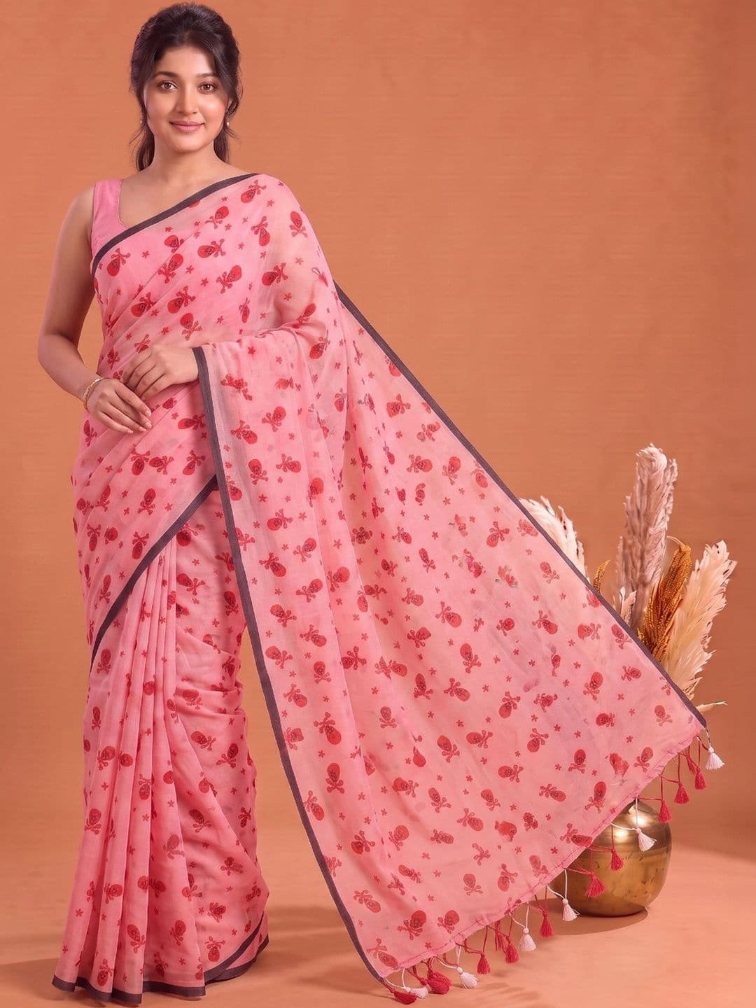 Mitera Women Cotton Floral Printed Saree thumbnail 2